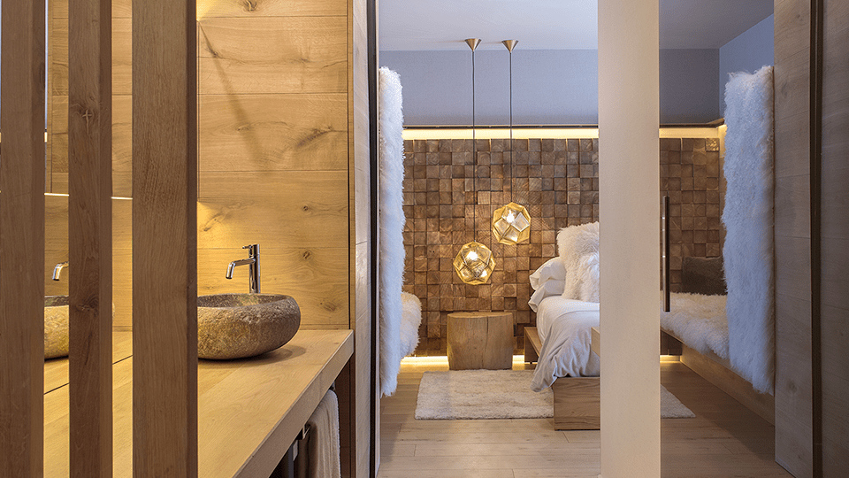 Luxuszimmer mit gemütlicher Einrichtung in einem europäischen Hotel.