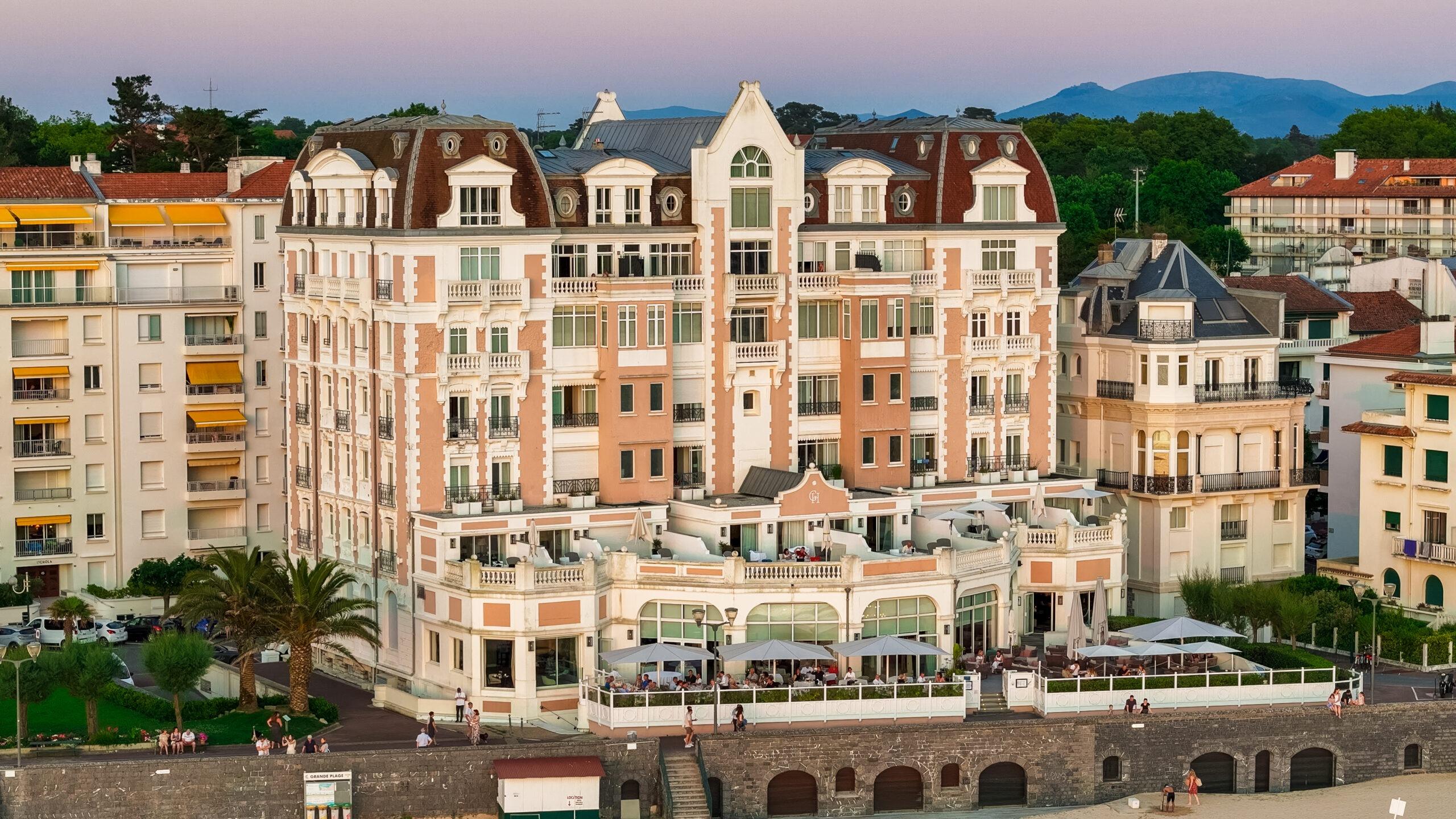 Luxushotel an der Küste bei Sonnenuntergang, Teil der Vuelta Pyreneo Erlebnisreise.