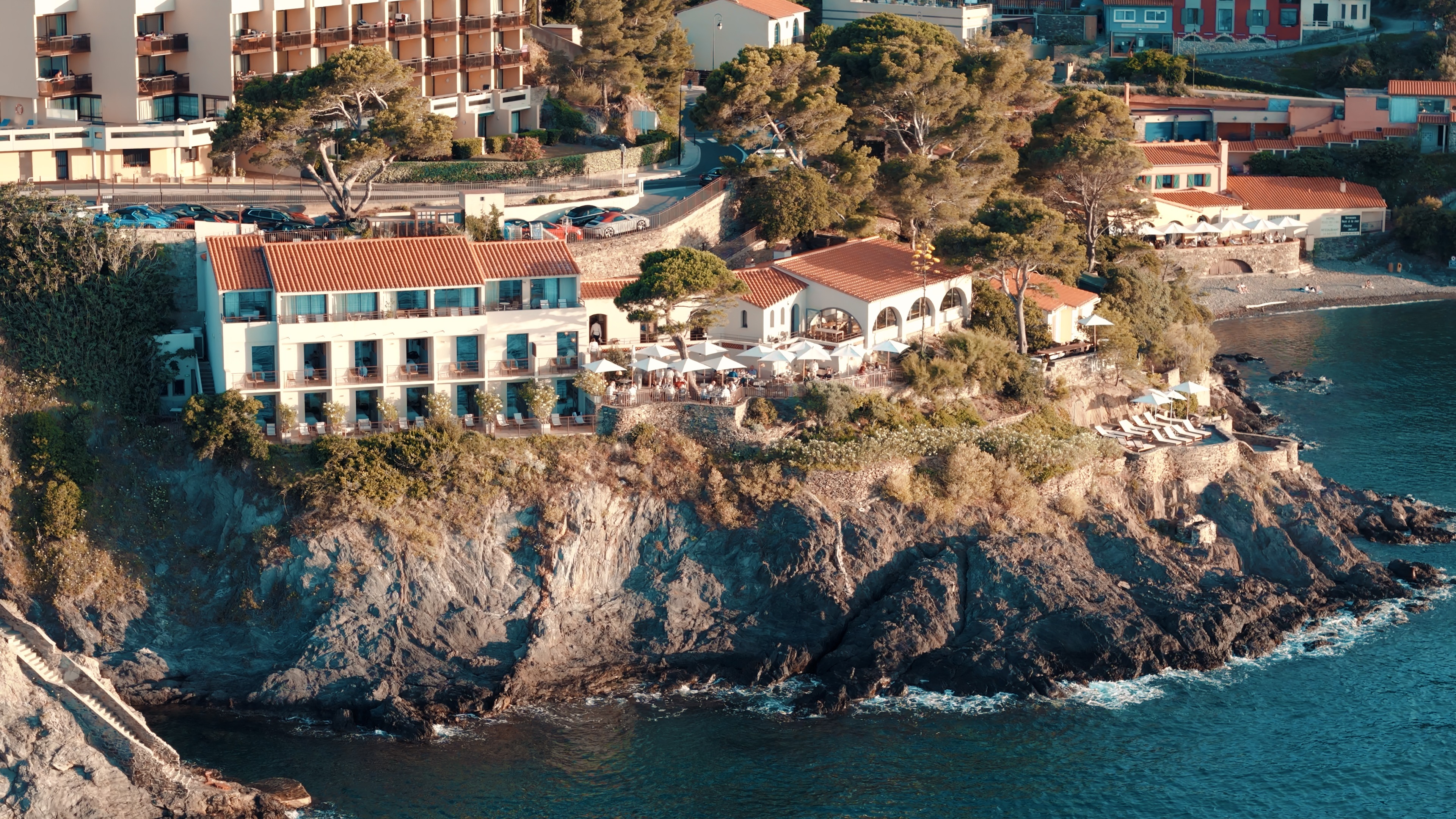 Luxuriöses Hotel an einer malerischen Klippe mit Blick aufs Mittelmeer.