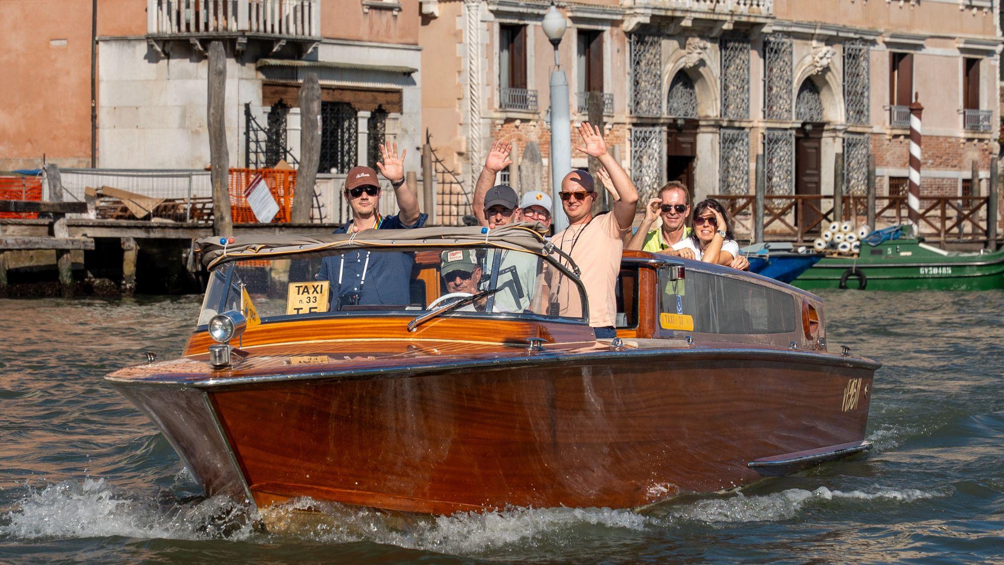 Reisegruppe genießt das Rahmenprogramm der Sportwagen Tour im Wassertaxi.