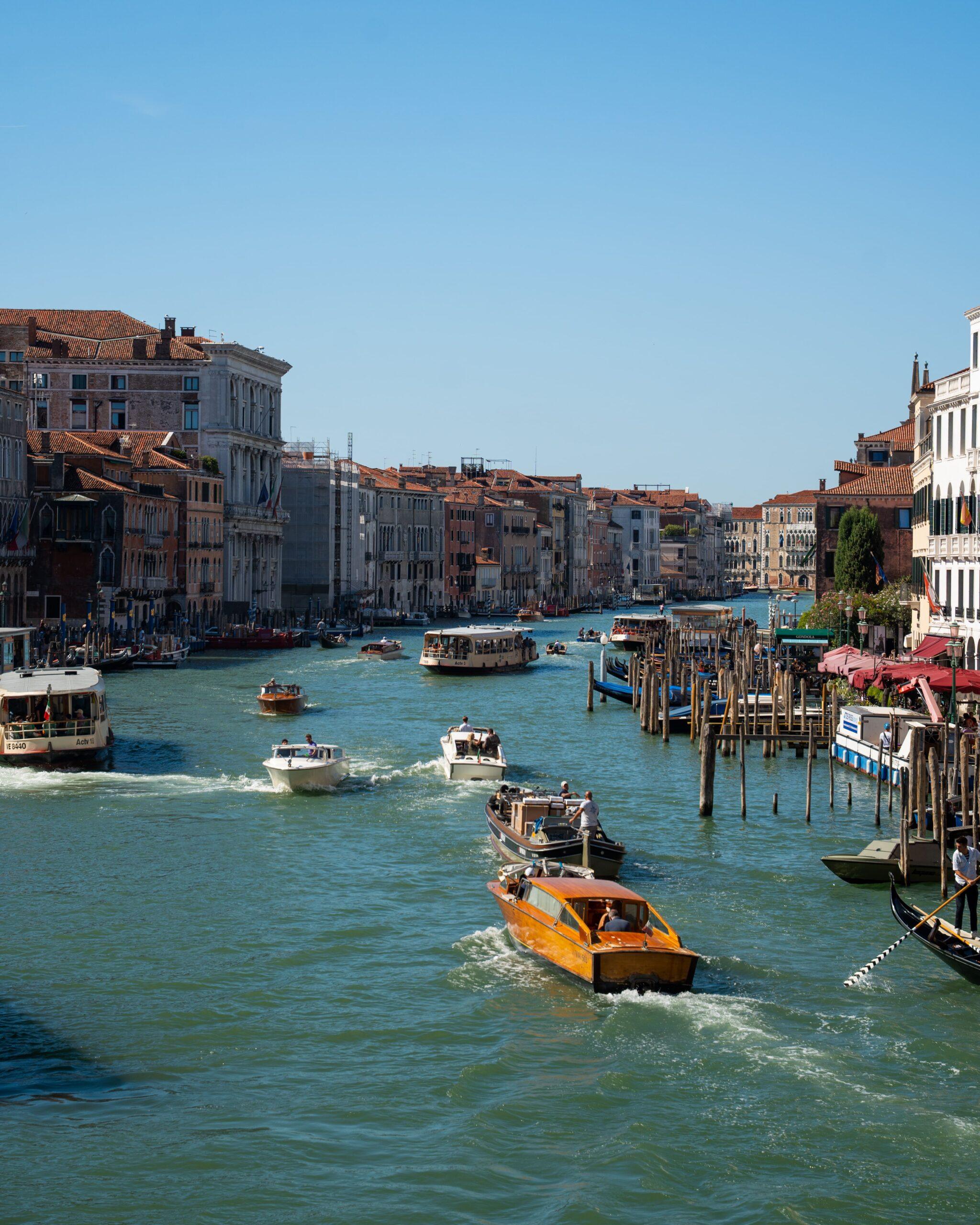 Sportwagen Erlebnisreisen: Bootsfahrt auf dem Canal Grande in Venedig als exklusives Rahmenprogramm.