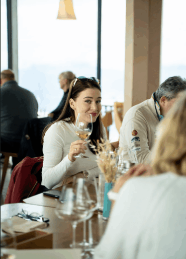 Sportwagen Erlebnisreisen: Entspannte Atmosphäre beim Mittagessen mit Weinbegleitung.