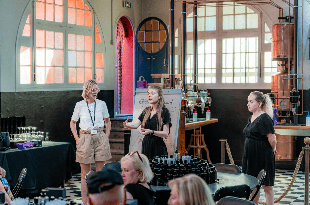 Präsentation der olfaktorischen Pyramide bei einem Event der Sportwagen Erlebnisreise.