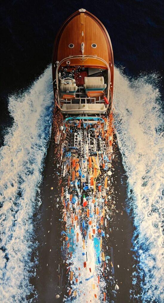 Kunstvolle Draufsicht eines klassischen Riva-Holzbootes, passend zum exklusiven Lifestyle der Sportwagen Erlebnisreisen.