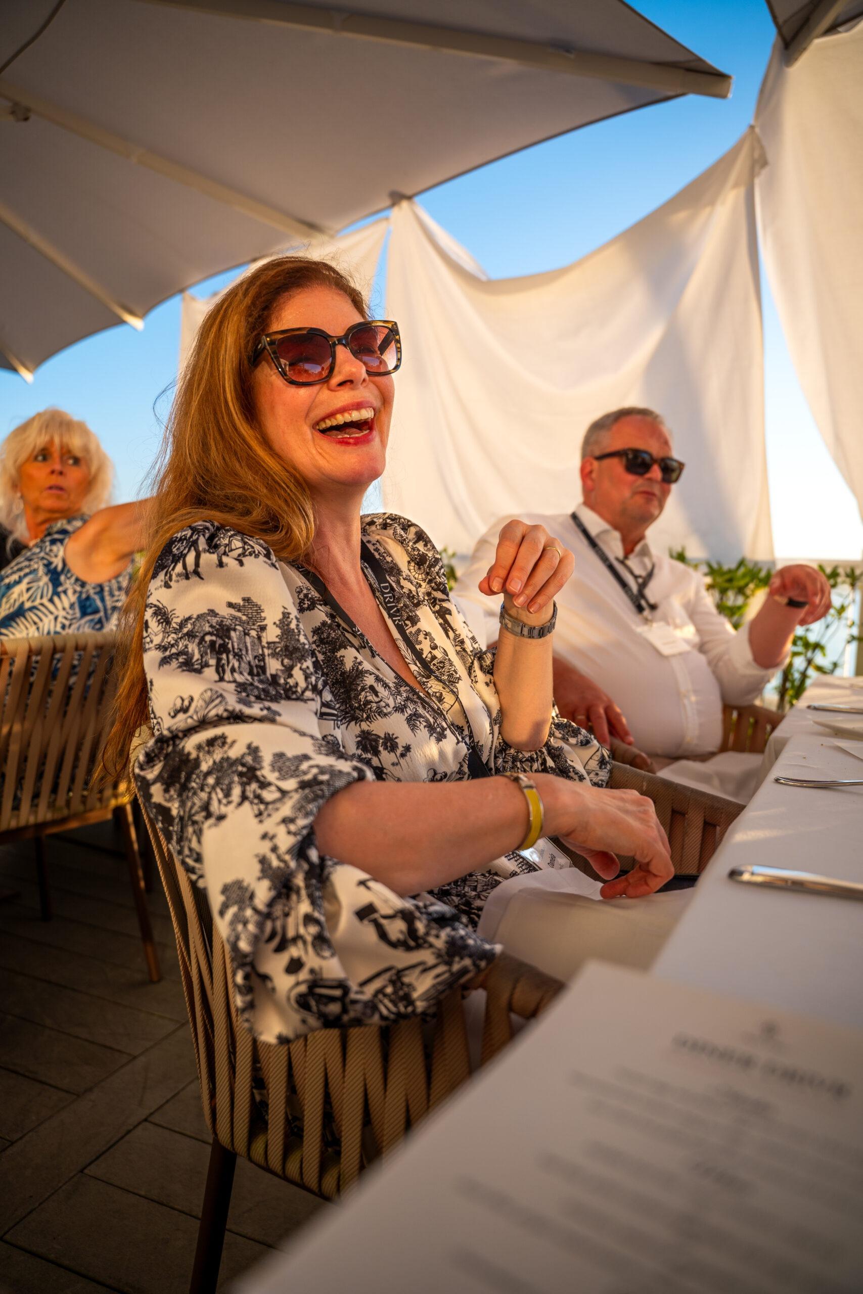 Entspannte Teilnehmer bei einer luxuriösen Autotour an der Französischen Riviera.