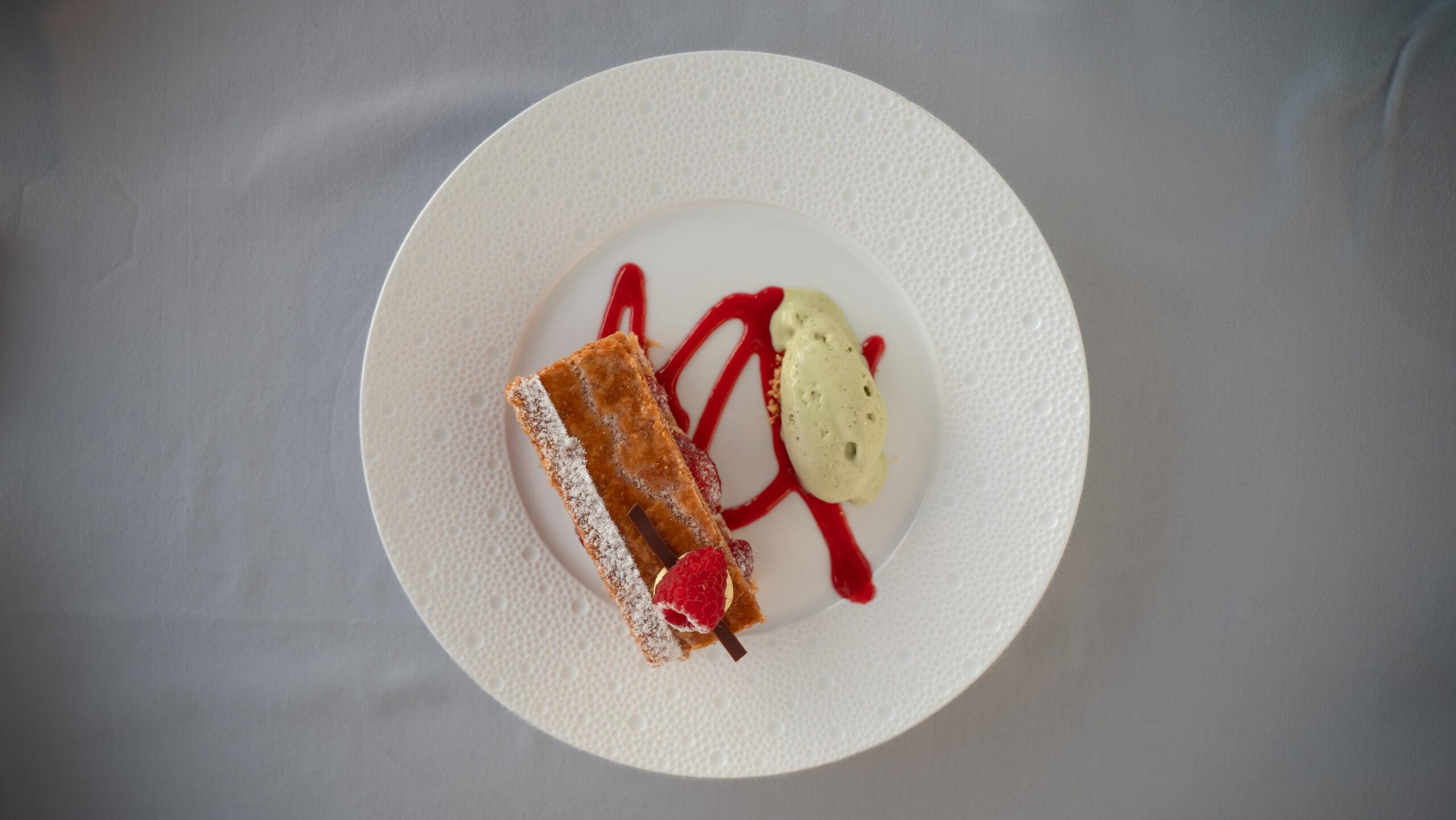 Ein Dessert mit Himbeere und Pistazieneis in einem Luxusrestaurant.