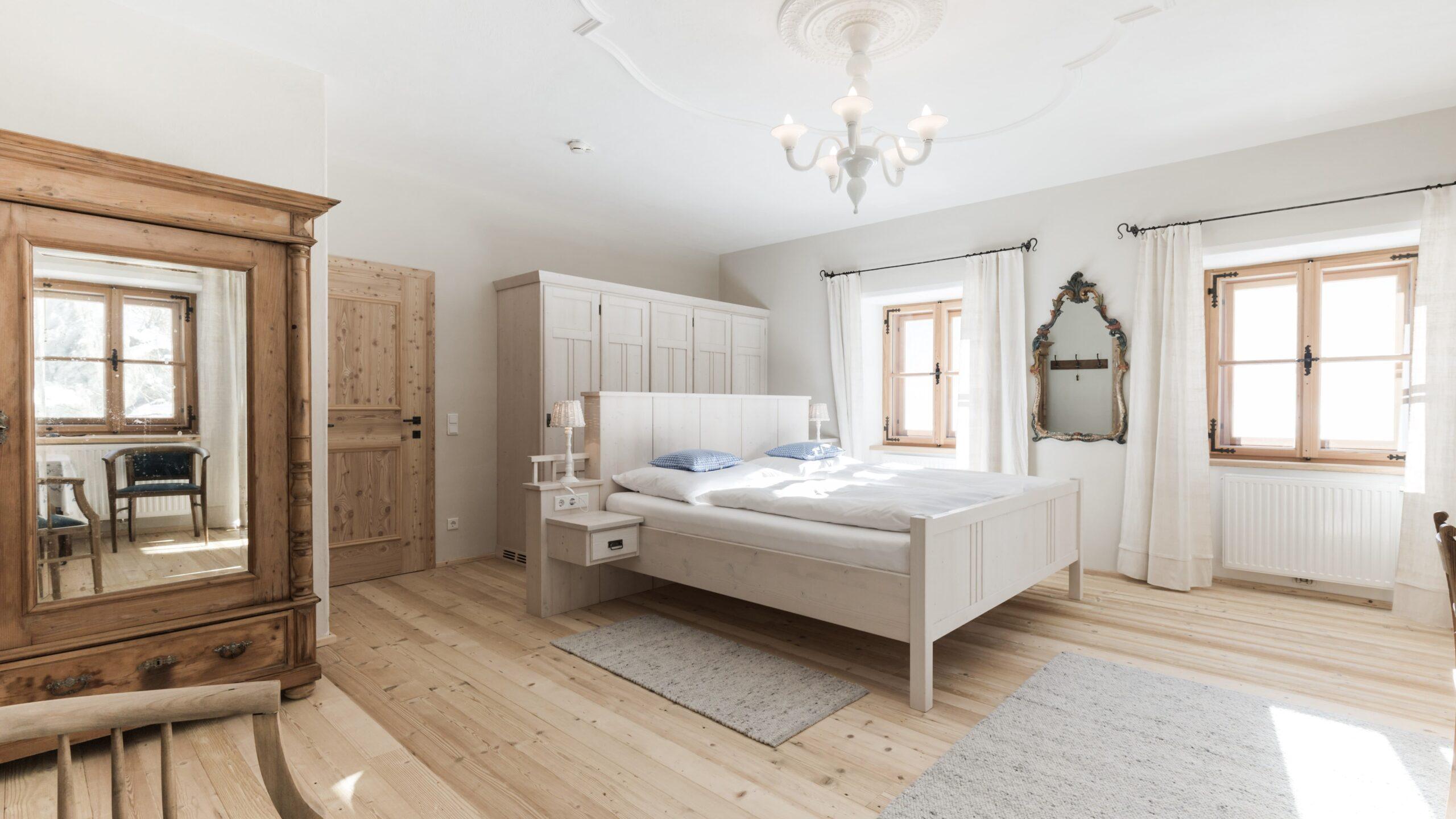 Elegantes, lichtdurchflutetes Schlafzimmer in einem luxuriösen Hotel in den Alpen.