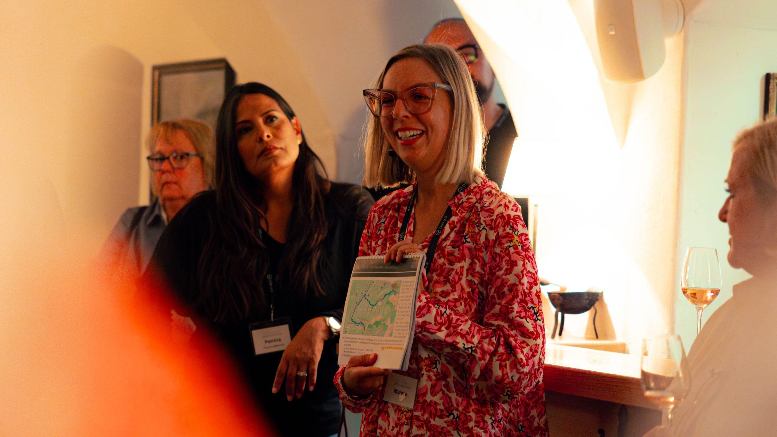 Reiseleiterin erklärt die Route anhand einer Karte beim Briefing für die Tagesetappe.