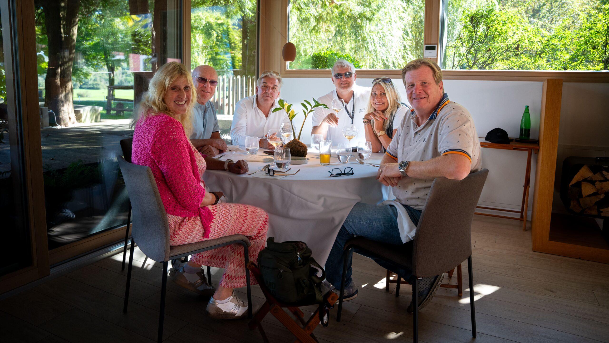 Gesellige Runde beim Mittagessen während einer Luxus-Autorundreise in Europa.