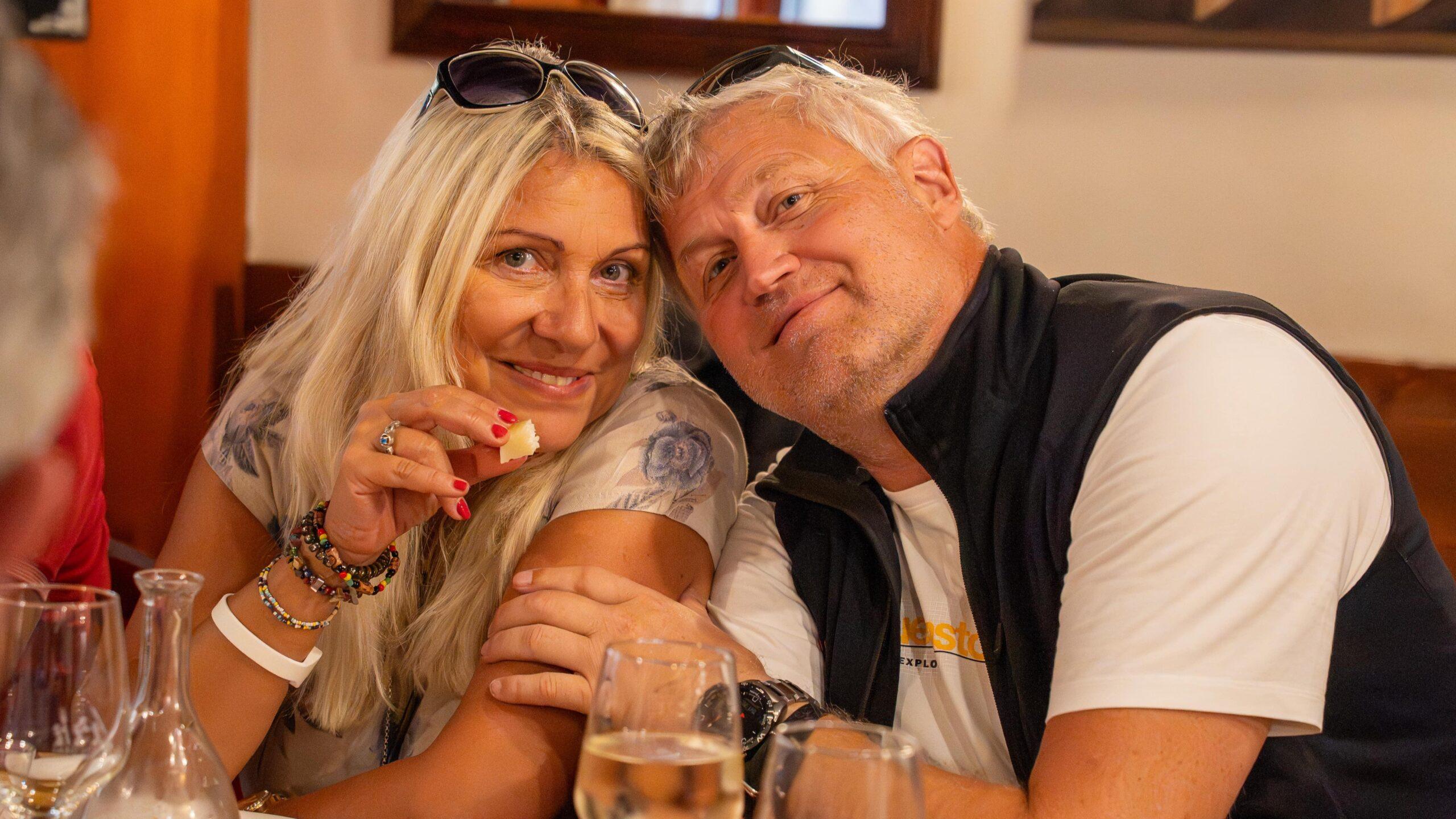 Gemütlicher Abend mit Wein bei einer Sportwagen-Abenteuer-Tour durch Europa.