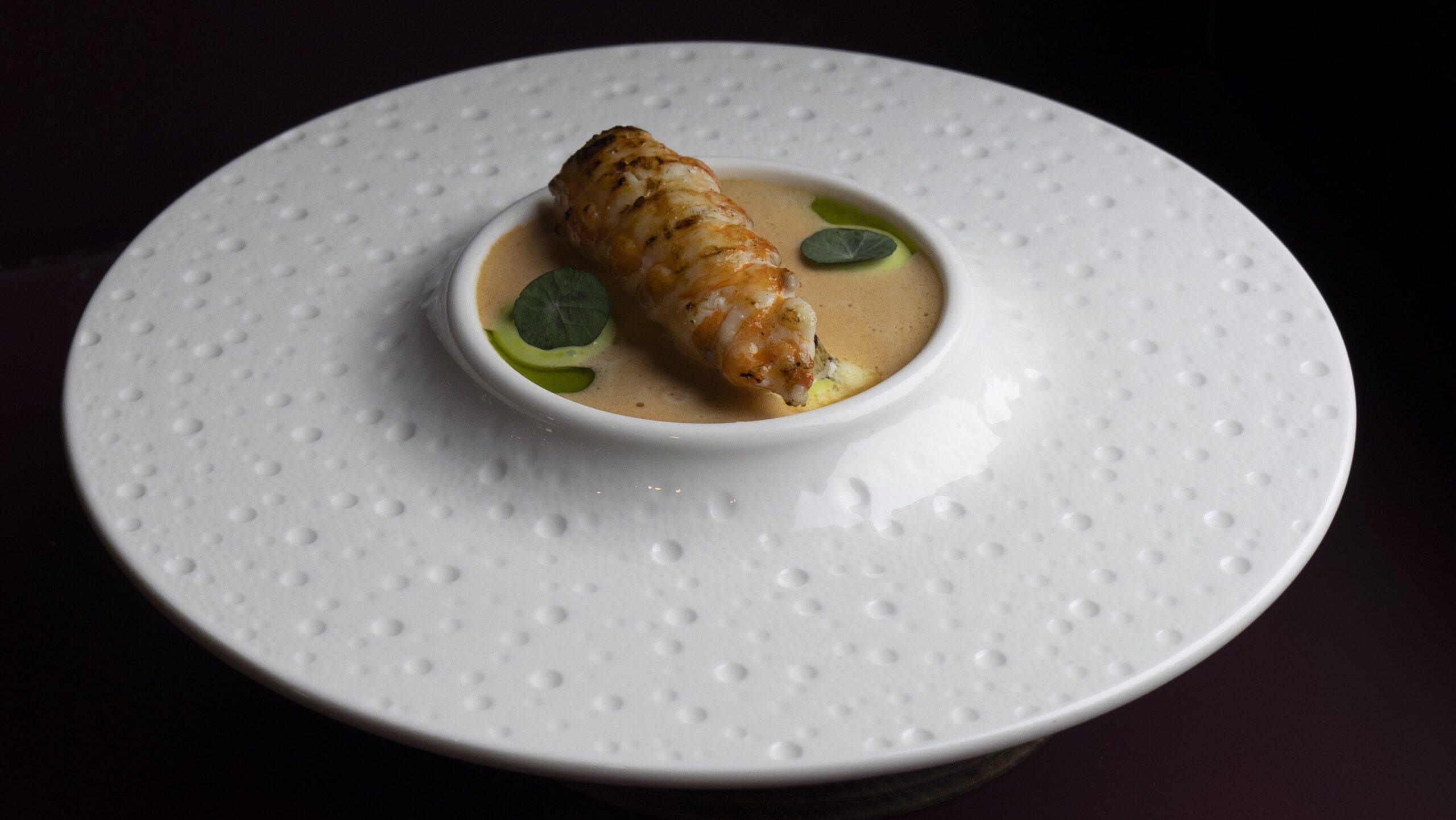 Ardennen Tour: Gourmet-Gericht mit gegrilltem Hummer oder Garnele in cremiger Sauce.