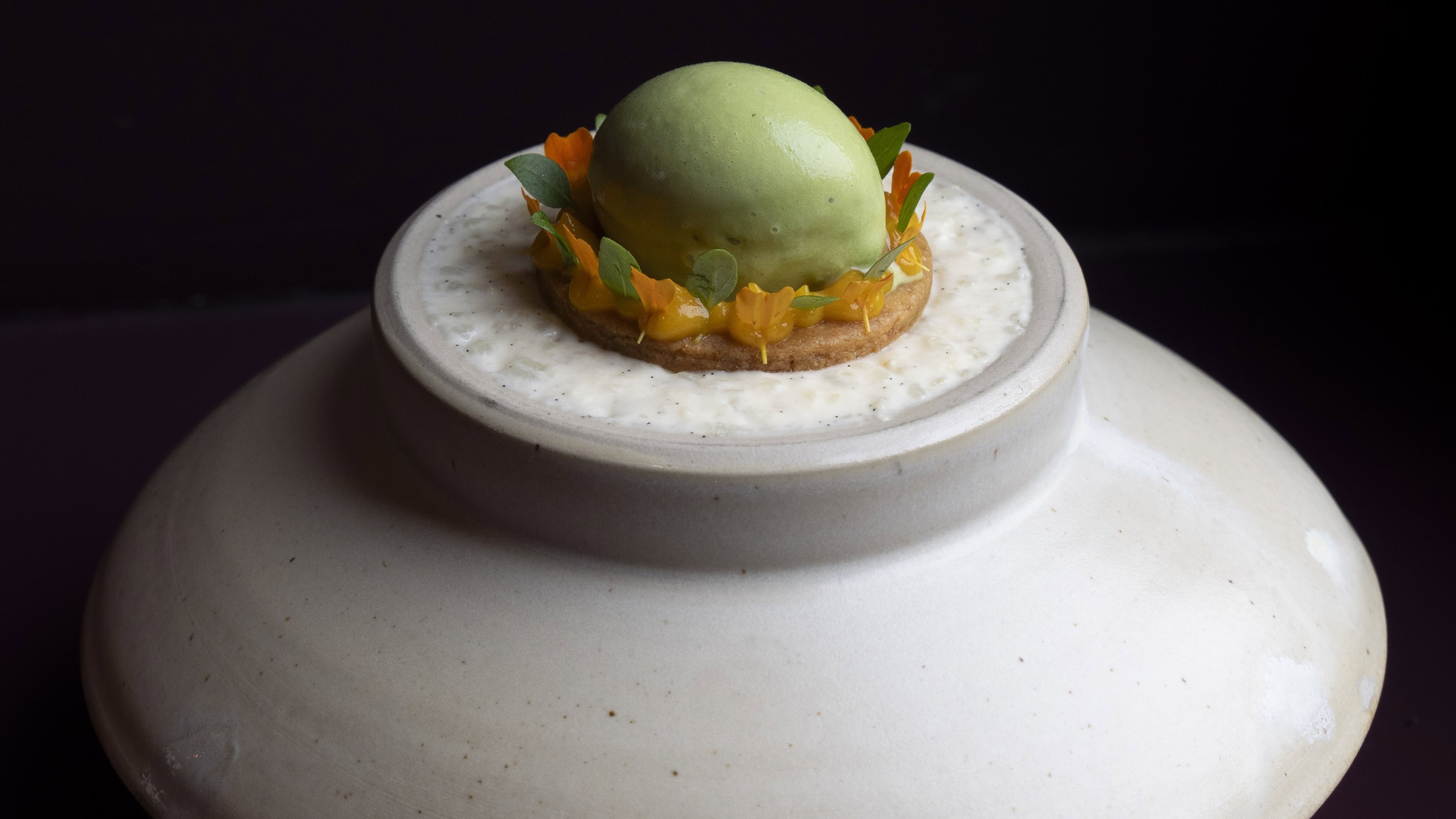 Ardennen Tour: Gourmet-Dessert mit grünem Eis (Pistazie/Limette) und Kekselement.