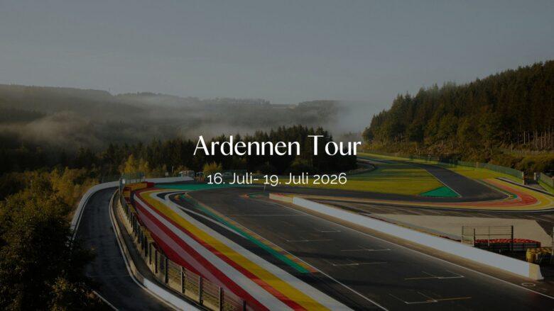Header Bild der Ardennen Tour: Rennstrecken-Kurve mit Curbs im waldigen, nebligen Ardennen-Gebiet.