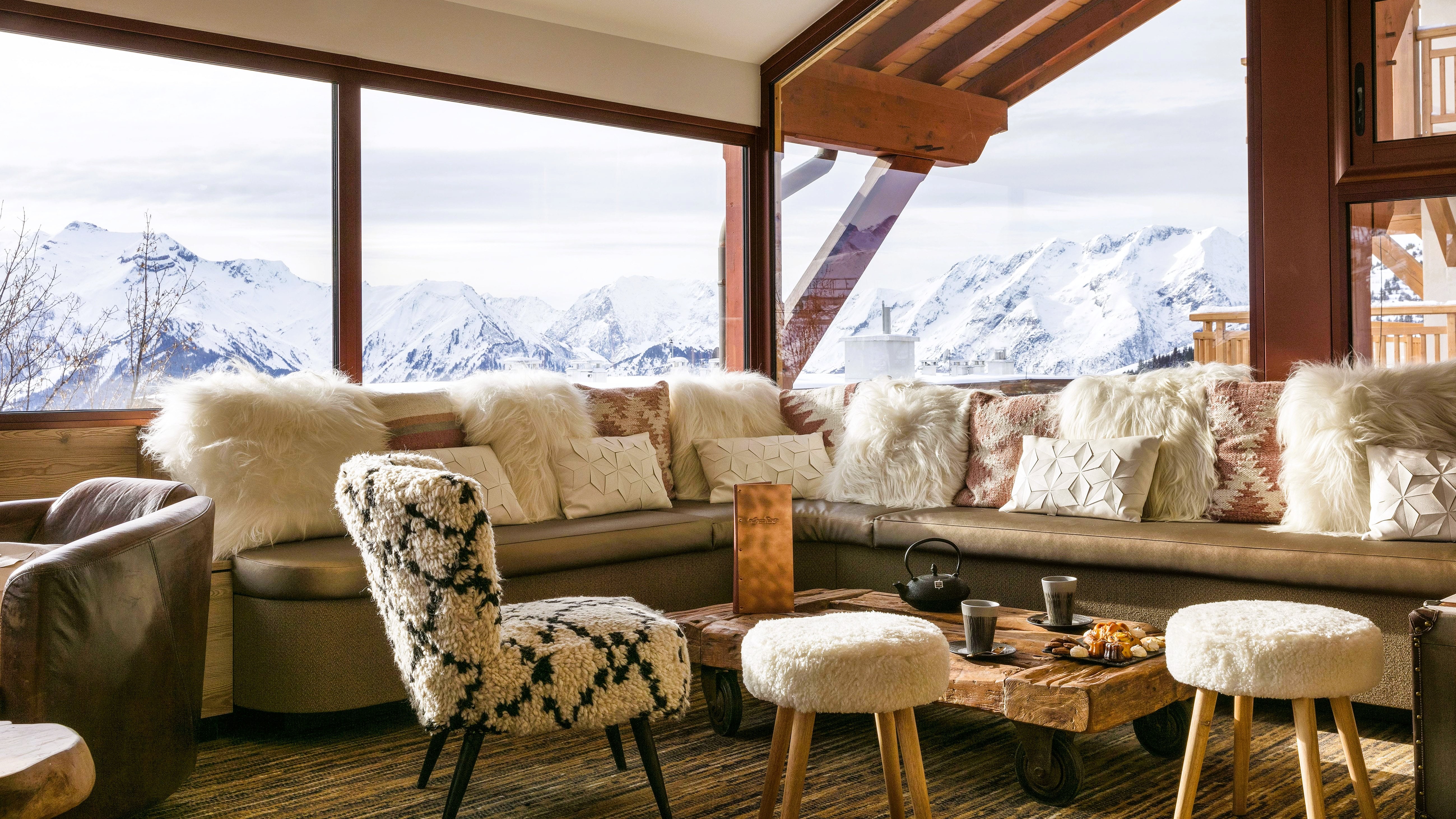 Gemütliche Lounge mit Bergblick im luxuriösen Alpenhotel.