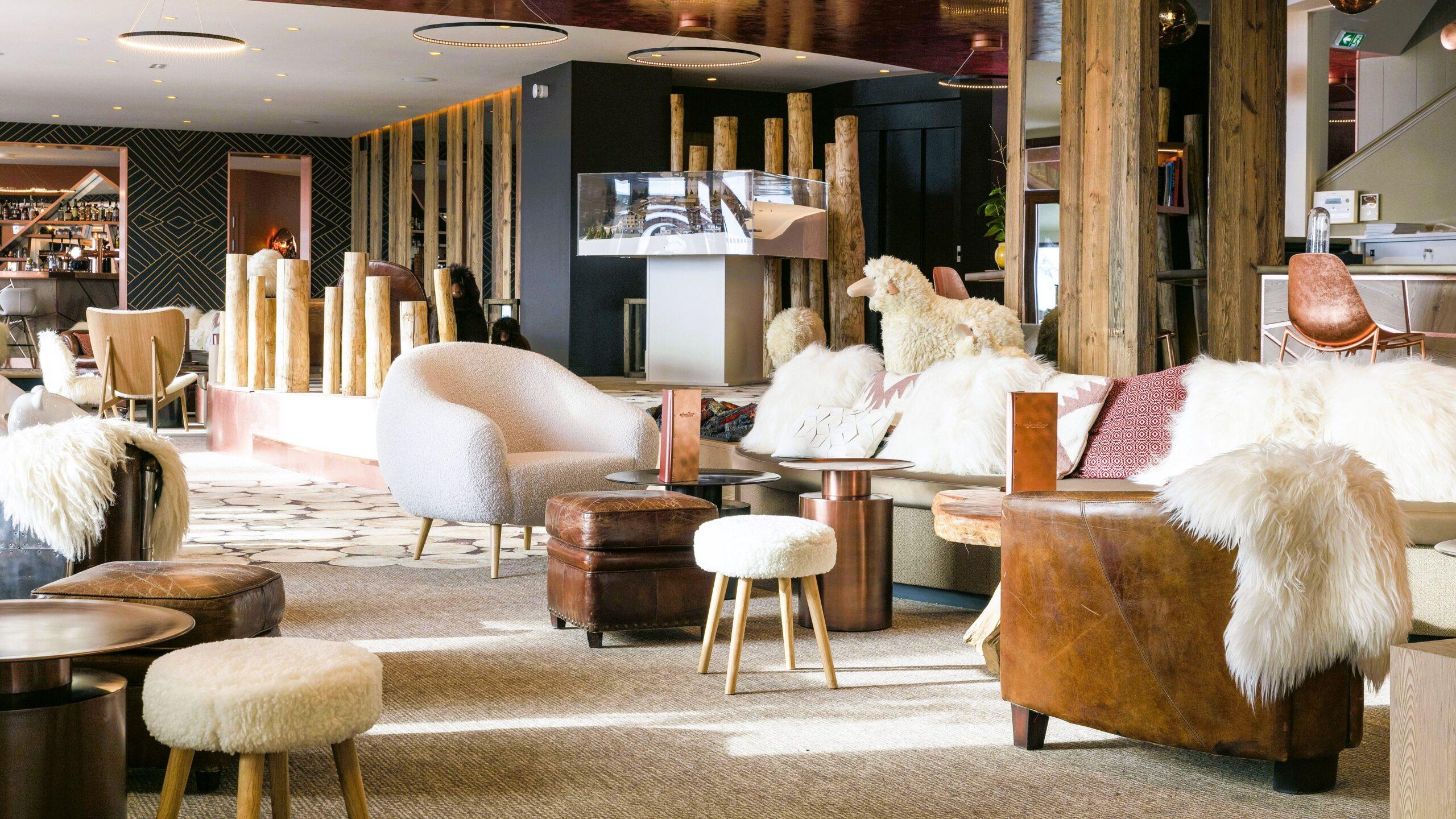 Luxuriöse Hotel-Lounge mit gemütlichem Interieur für Entspannung vor der Abenteuertour.