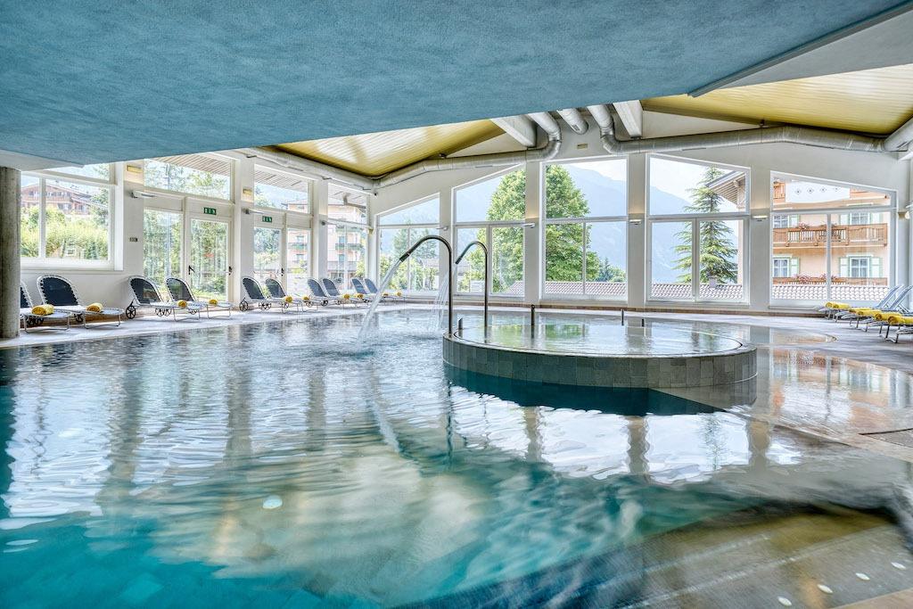 Einladung zum Entspannen im luxuriösen Spa mit Bergblick in den Dolomiten.