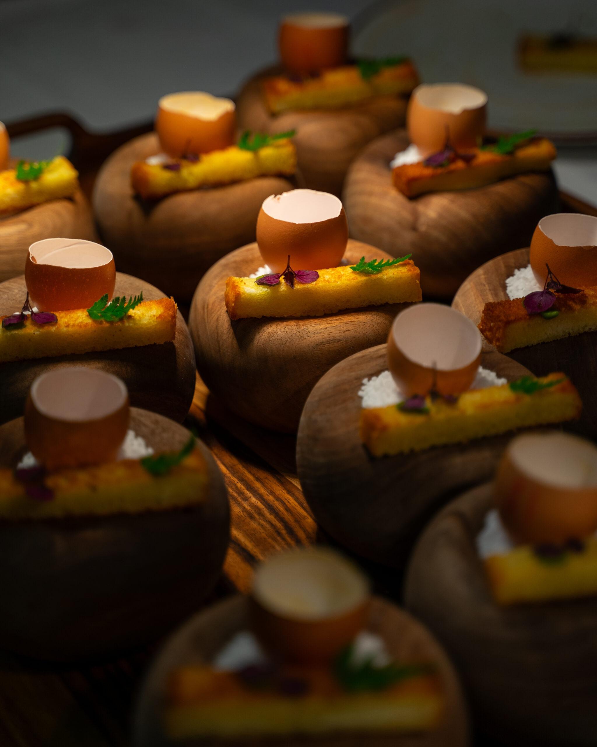 Sportwagen Erlebnisreisen: Raffiniertes Gourmet-Amuse-Gueule serviert in Eierschalen.