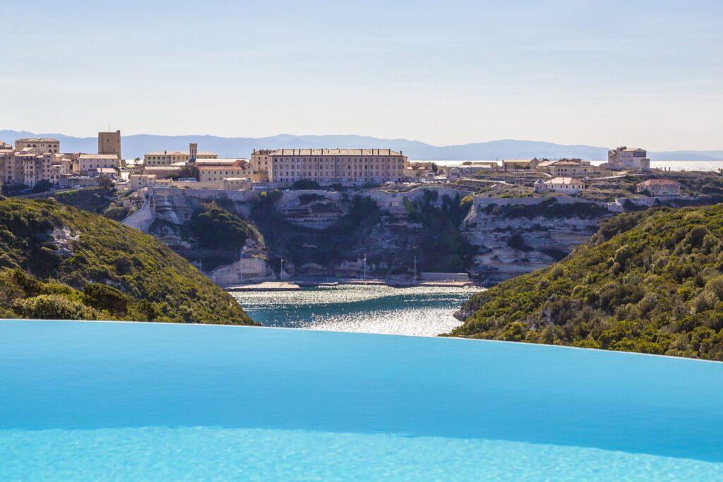 Atemberaubender Ausblick auf die Küstenstadt Bonifacio mit blauem Meer.