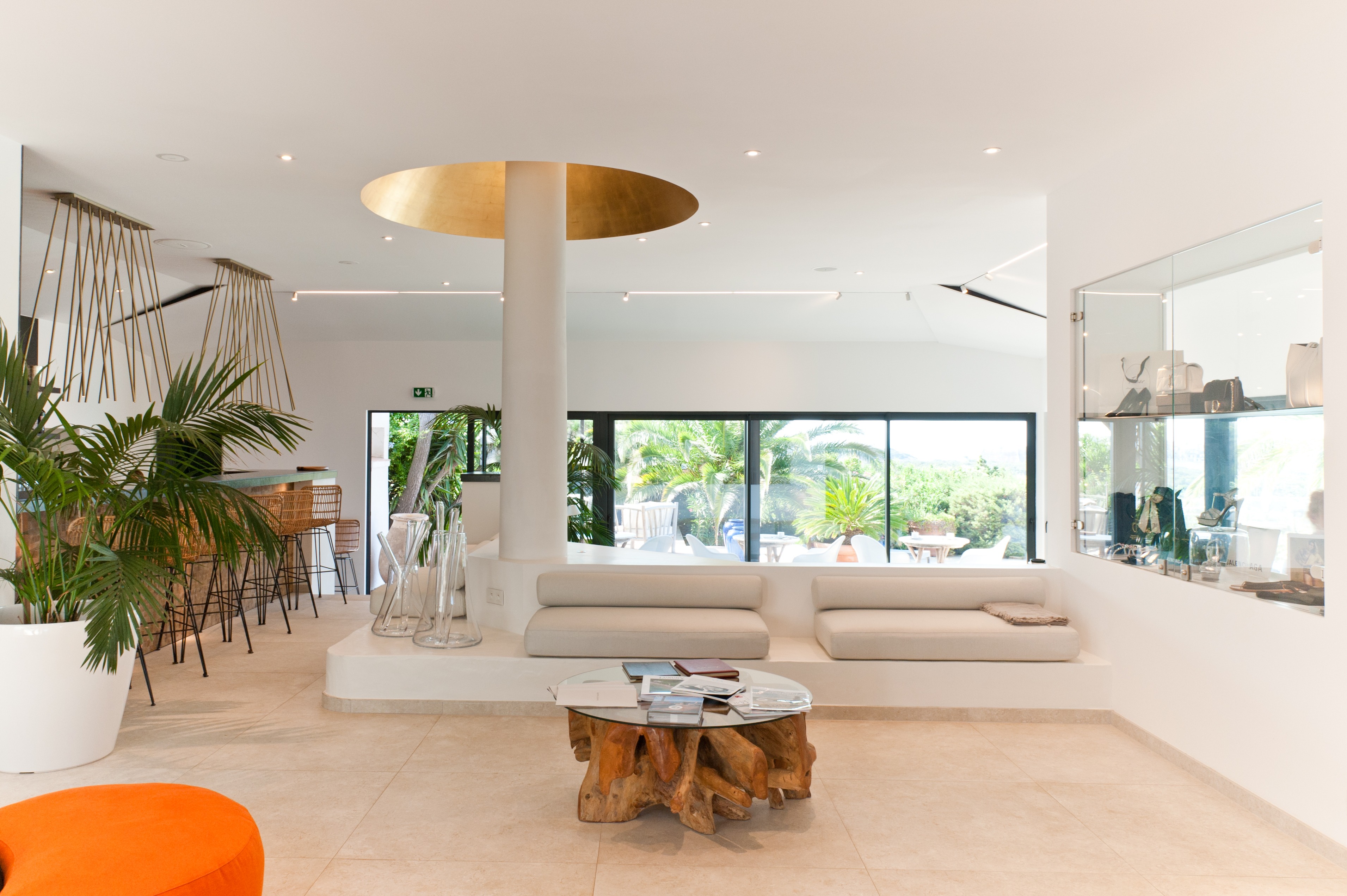 Sportwagen Erlebnisreisen: Elegantes Interieur des Luxushotels Cala di Greco auf Korsika.