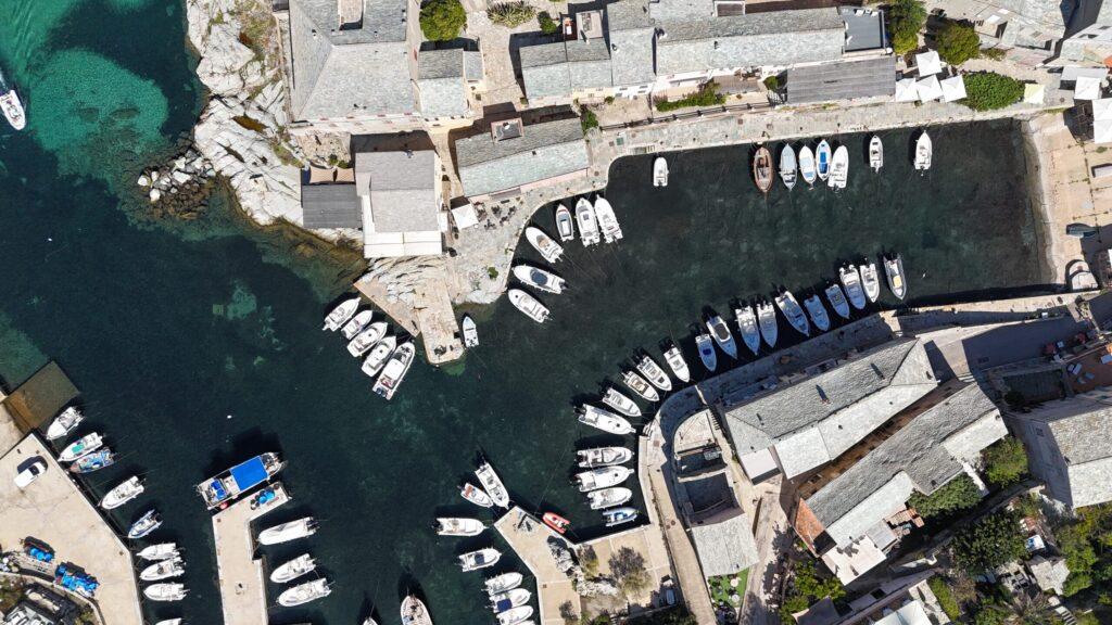 Luftaufnahme eines malerischen Hafens mit Booten und historischen Gebäuden.
