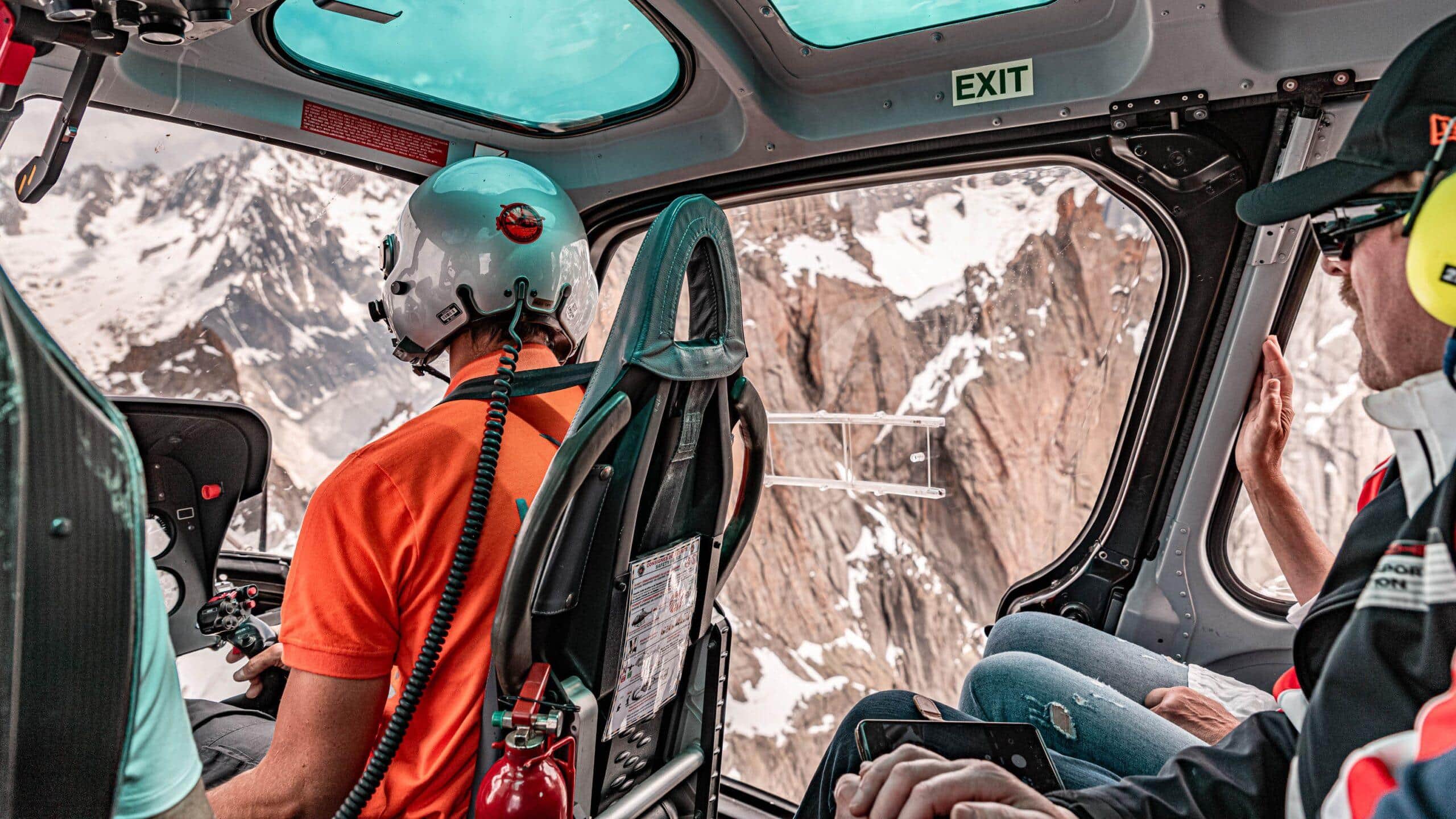 Hubschrauberblick auf schneebedeckte Alpen, abenteuerliche Fahrt und beeindruckende Berglandschaft erleben.