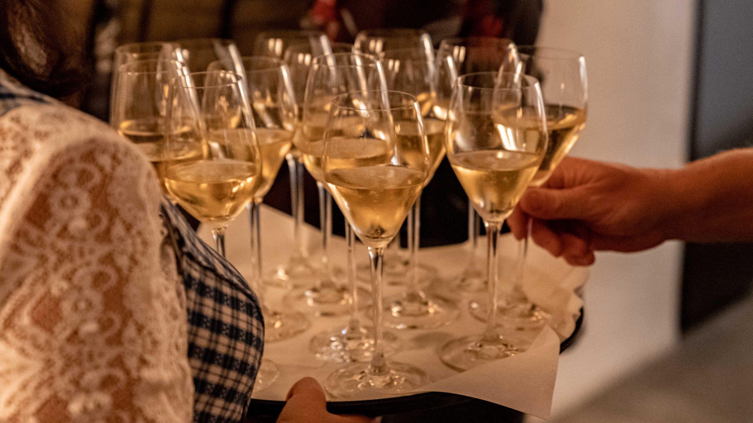 Luxuriöses Getränkeerlebnis bei einer Sportwagentour durch Europa.