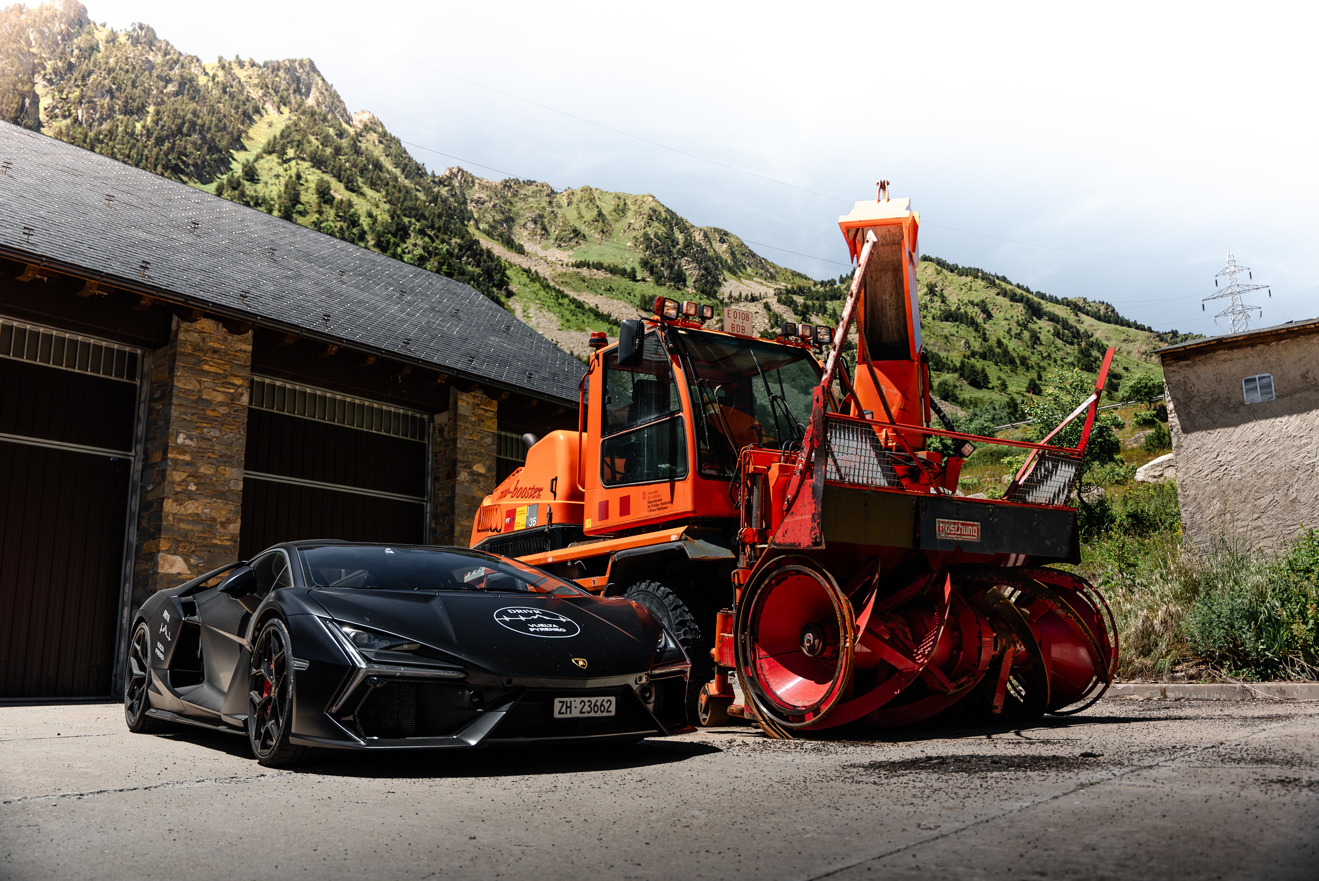 Schwarzer Lamborghini Aventador neben Schneefräse bei einer Sportwagen Erlebnisreise.