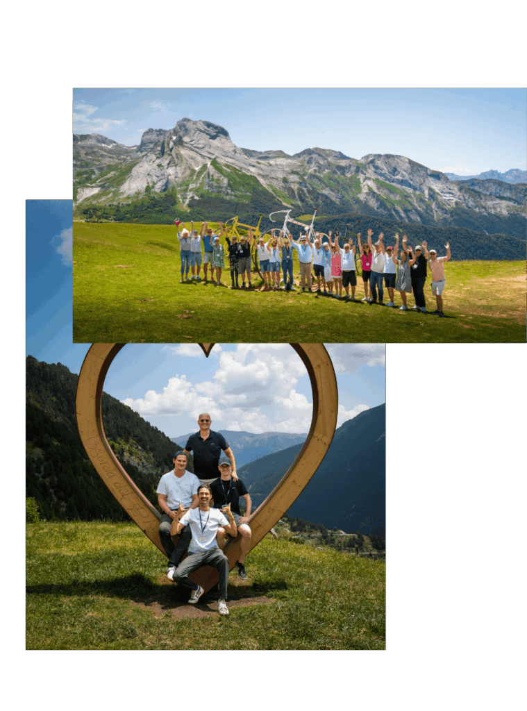 Glückliche Teilnehmer einer Gruppenreise vom Experten für Sportwagen Touren.