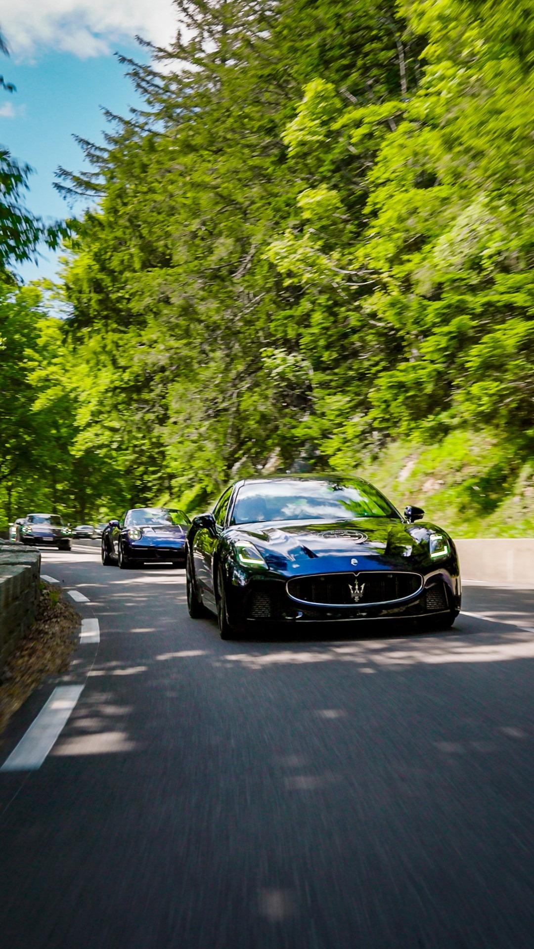 Schwarzer Maserati auf Waldstraße während einer Sportwagen Erlebnisreise im Elsass.