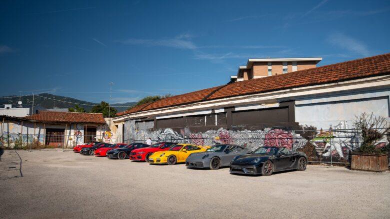 Fuhrpark mit Porsche und Ferrari bei einer Tour vom Sportwagen-Experten.