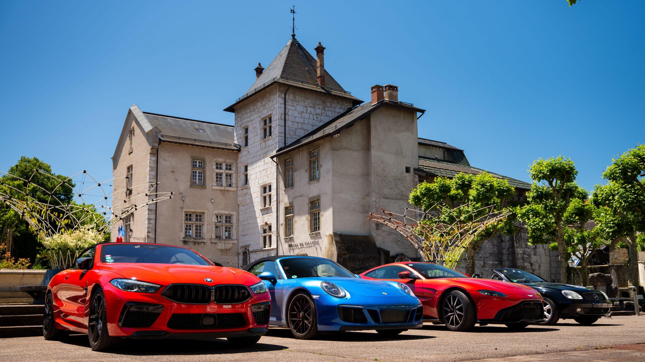 Sportwagen vor einem historischen Gebäude in der idyllischen Landschaft Europas.
