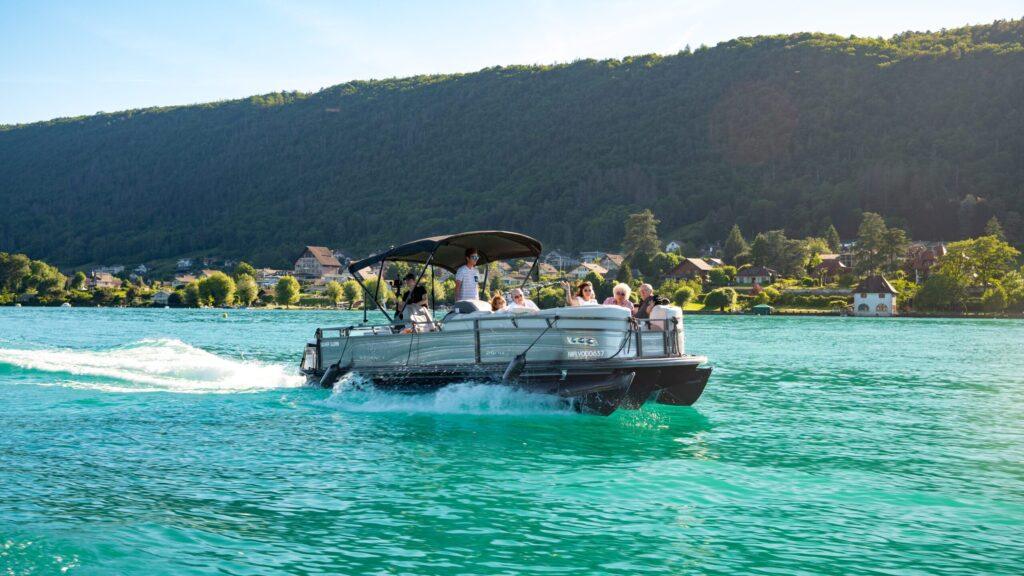 Eine Gruppe genießt eine luxuriöse Bootsfahrt auf einem malerischen Alpensee.