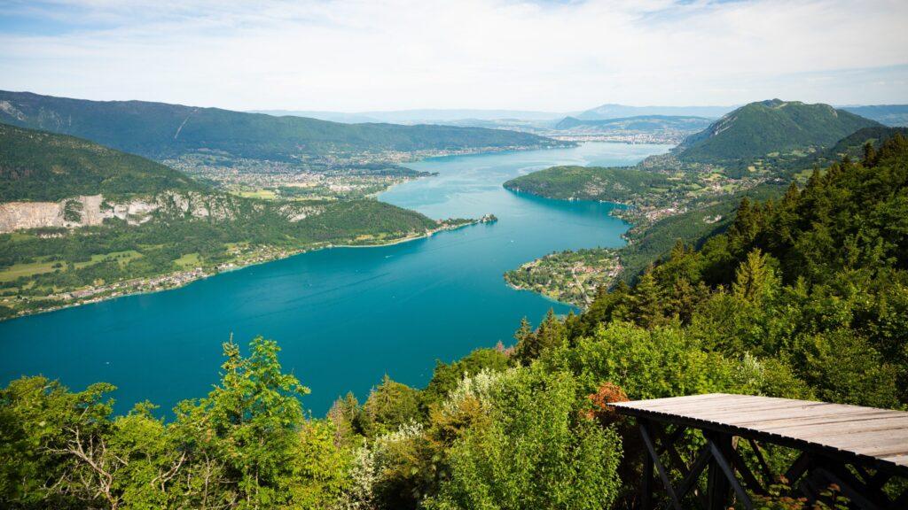 Atemberaubender Blick auf See und Berge in der Region der Alpen.