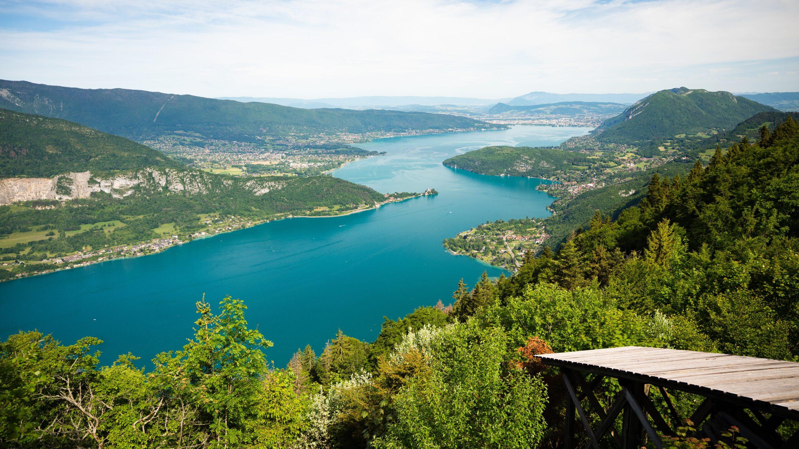 Atemberaubender Blick auf See und Berge in der Region der Alpen.