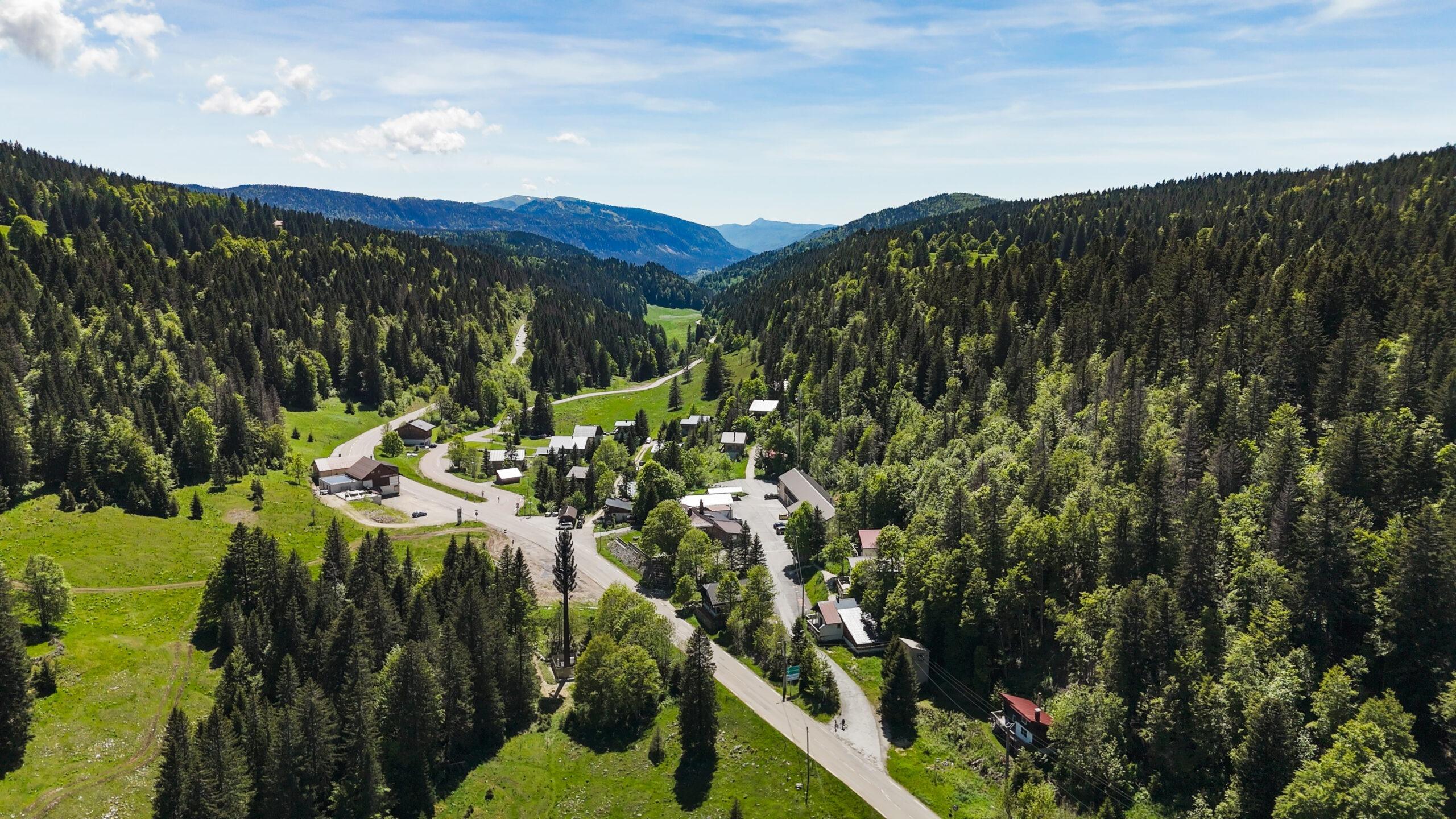 Luftaufnahme der Schwarzwaldstraße, umgeben von üppigem Grün und sanften Hügeln.