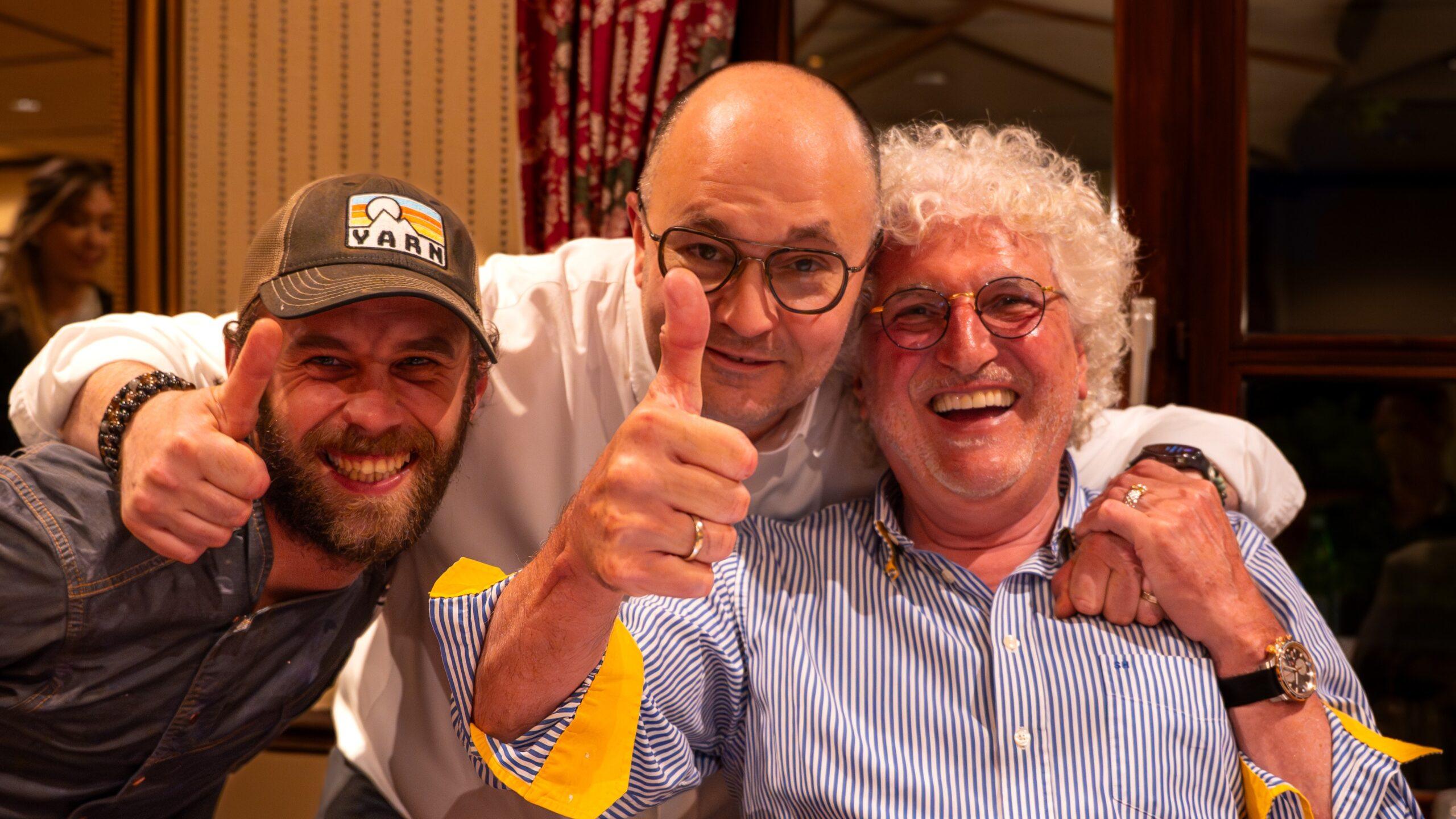 Drei lächelnde Herren im Portrait während einer Sportwagen Erlebnisreise auf der Tour de Savoie.