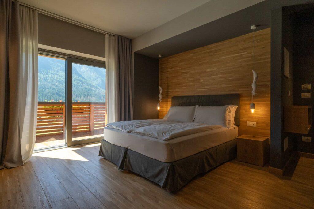 Luxuriöses Hotelzimmer mit Bergblick und gemütlichem Ambiente in den Alpen.