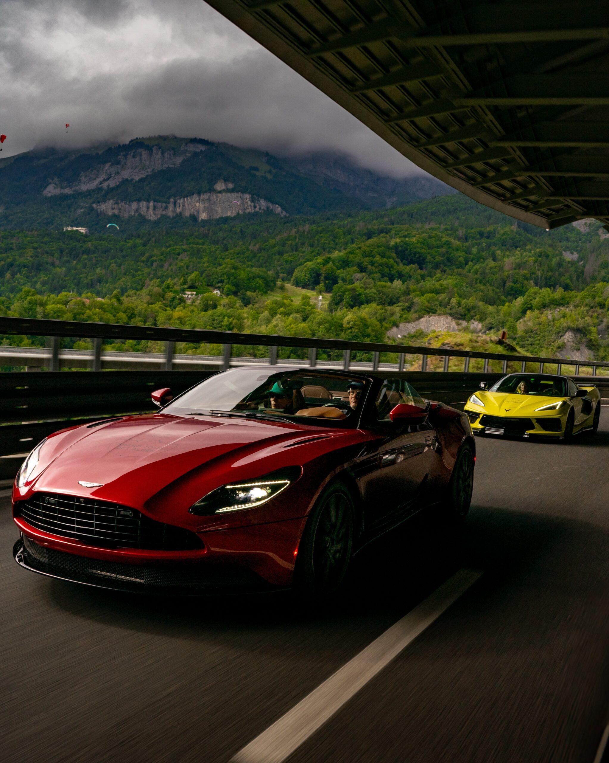 Sportwagen Erlebnisreisen: Roter Aston Martin und gelbe Corvette Cabrio auf gemeinsamer Ausfahrt.