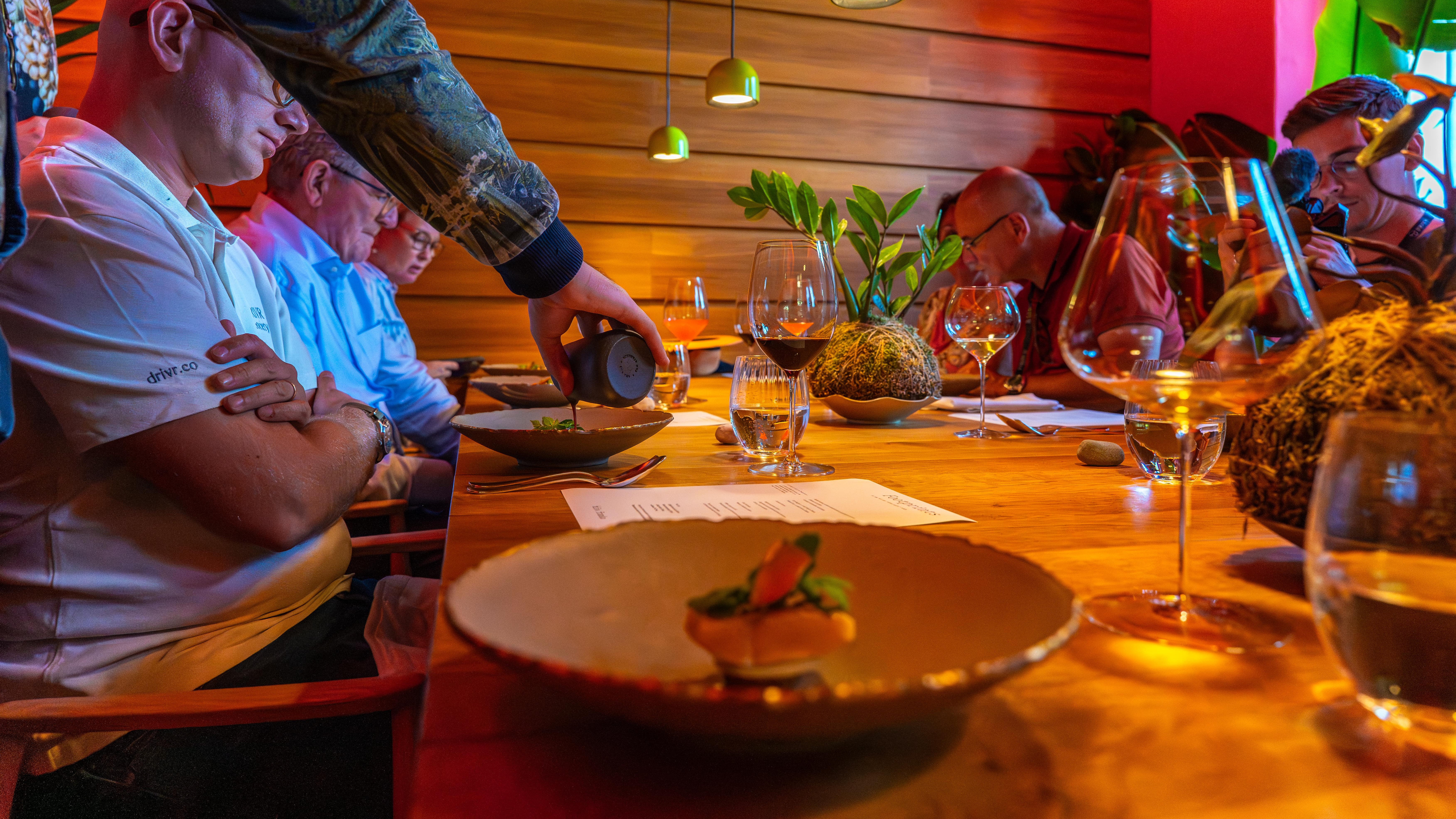Gemütliches Abendessen in einem gehobenen Restaurant während einer Sportwagentour.