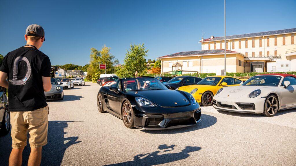 Sportwagen parken in der Sonne, bereit für Abenteuertour in Europa.