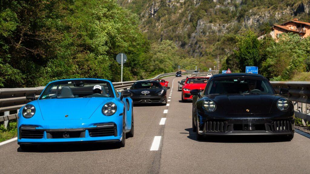 Sportwagen Konvoi: Schwarzer und blauer Porsche führen die Gruppe auf der Alpe Adria Tour.