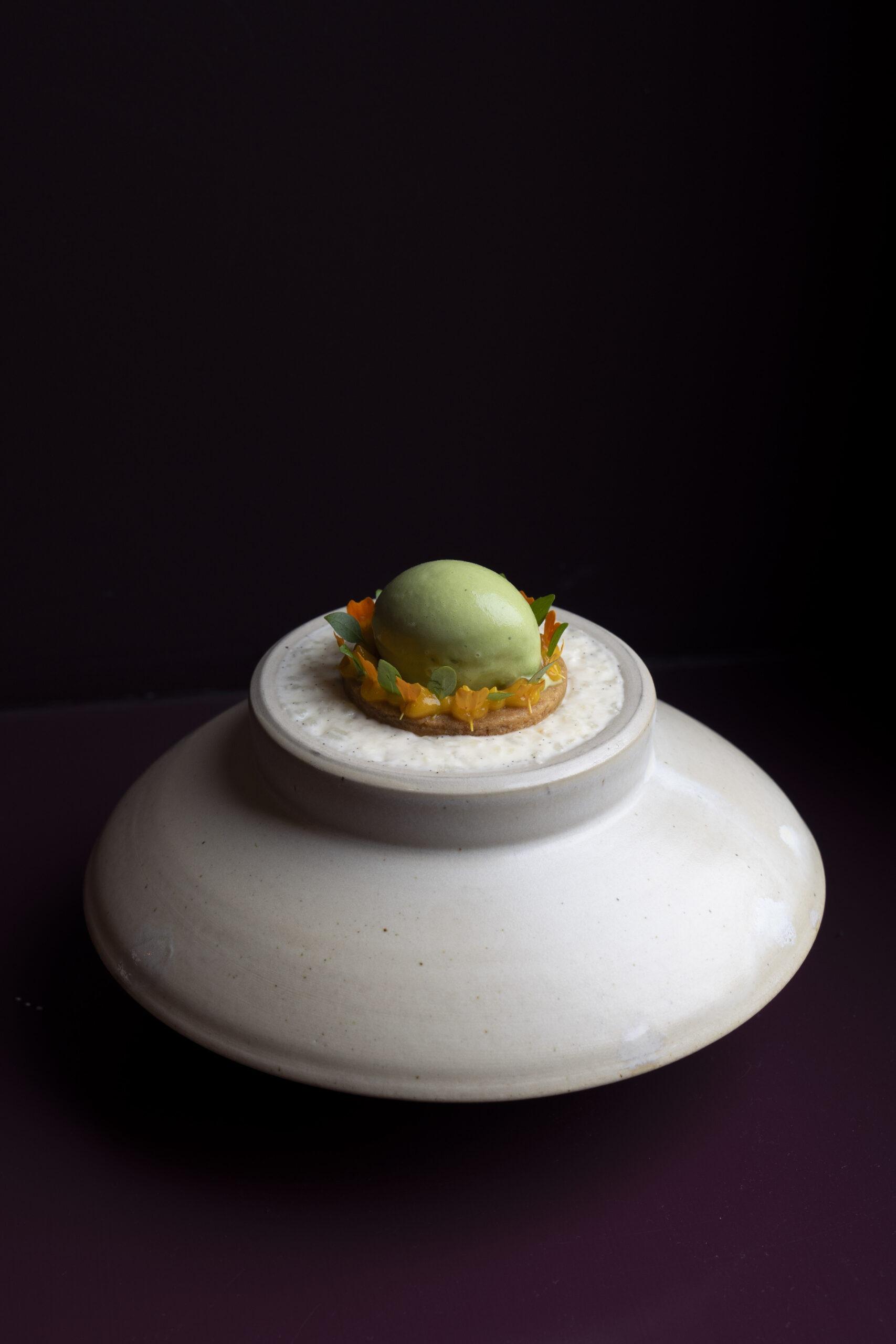 Ardennen Tour: Gourmet-Dessert mit grünem Eis (Pistazie/Limette) und Kekselement.