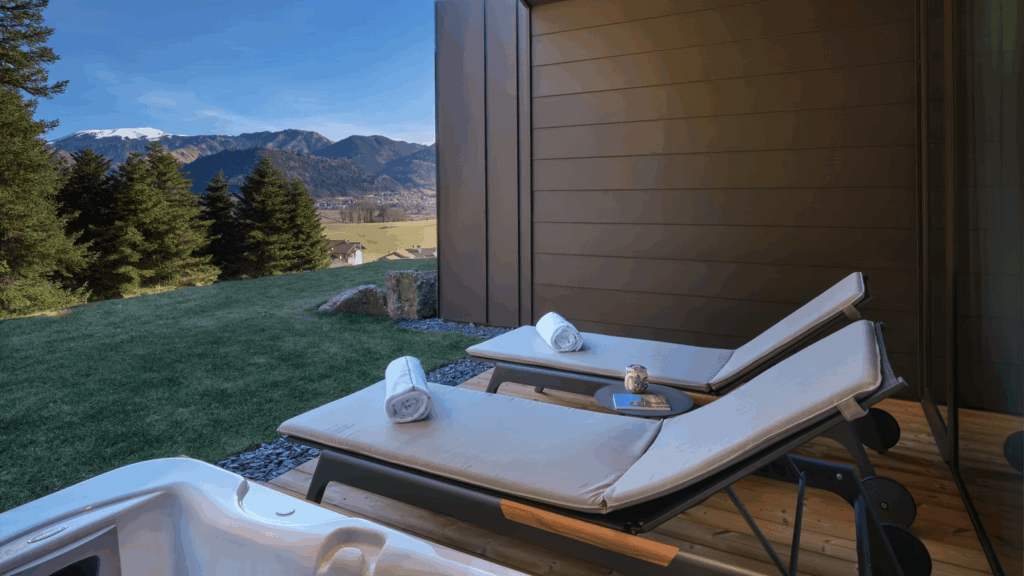 Luxusresort mit Bergblick und bequemen Liegestühlen in den Alpen.