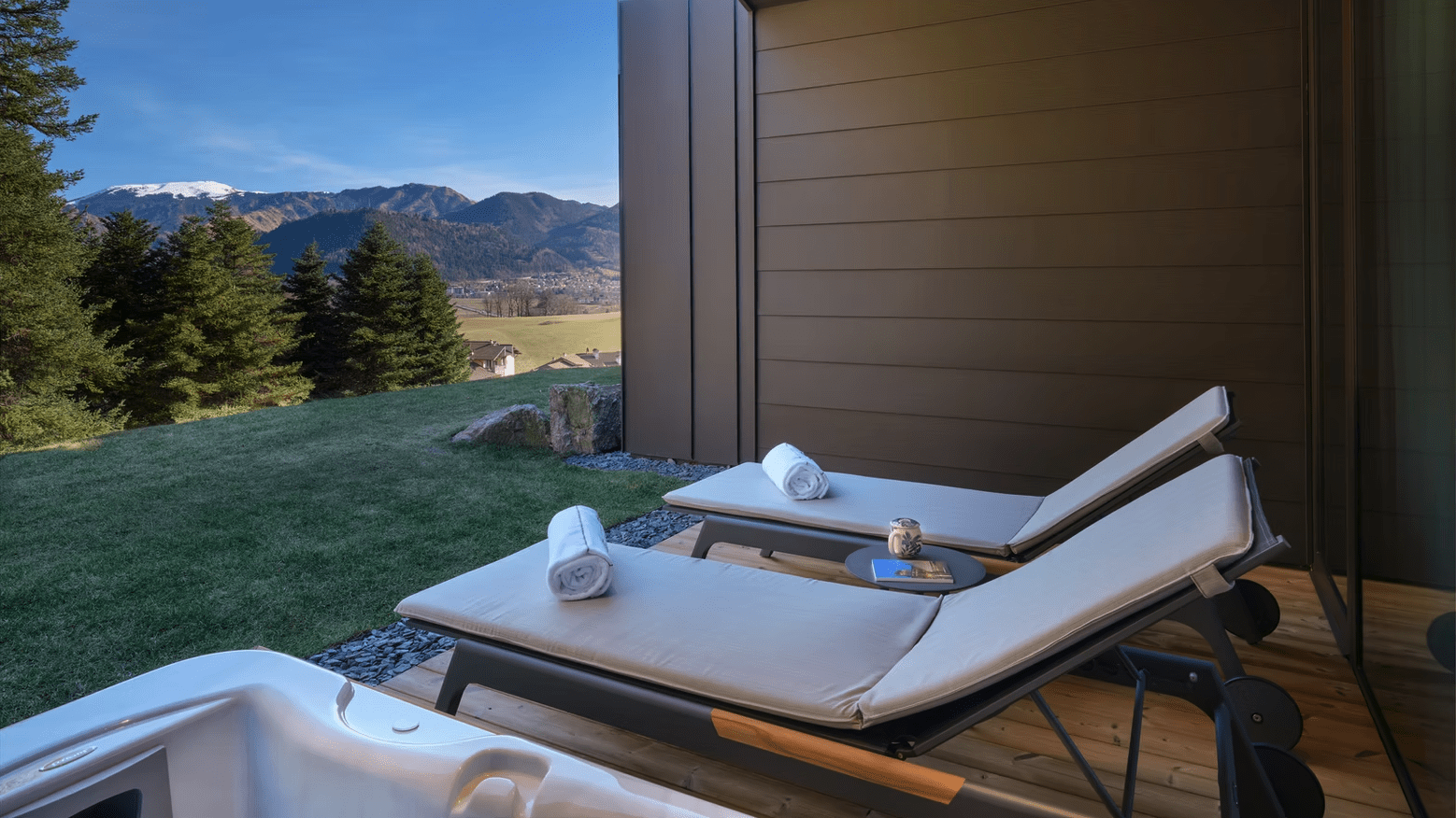 Luxusresort mit Bergblick und bequemen Liegestühlen in den Alpen.