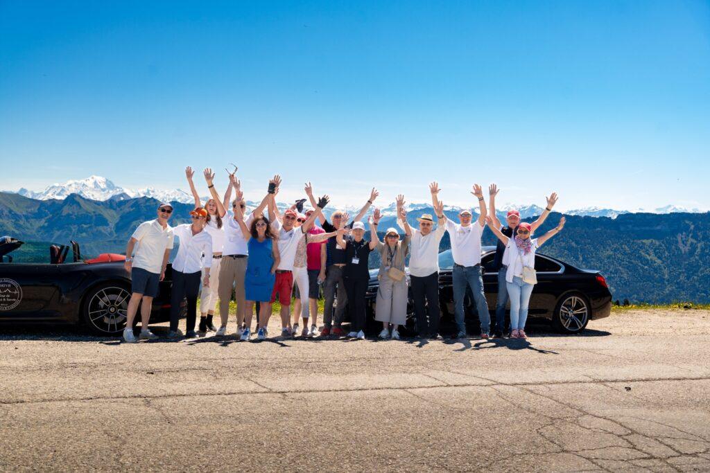 Eine Gruppe von Fahrern genießt die Aussicht in den Alpen.