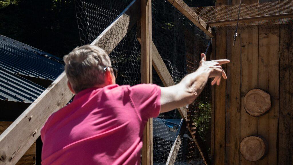 Teilnehmer beim Axtwerfen auf eine Holzscheibe während der Franche-Comté Reise.