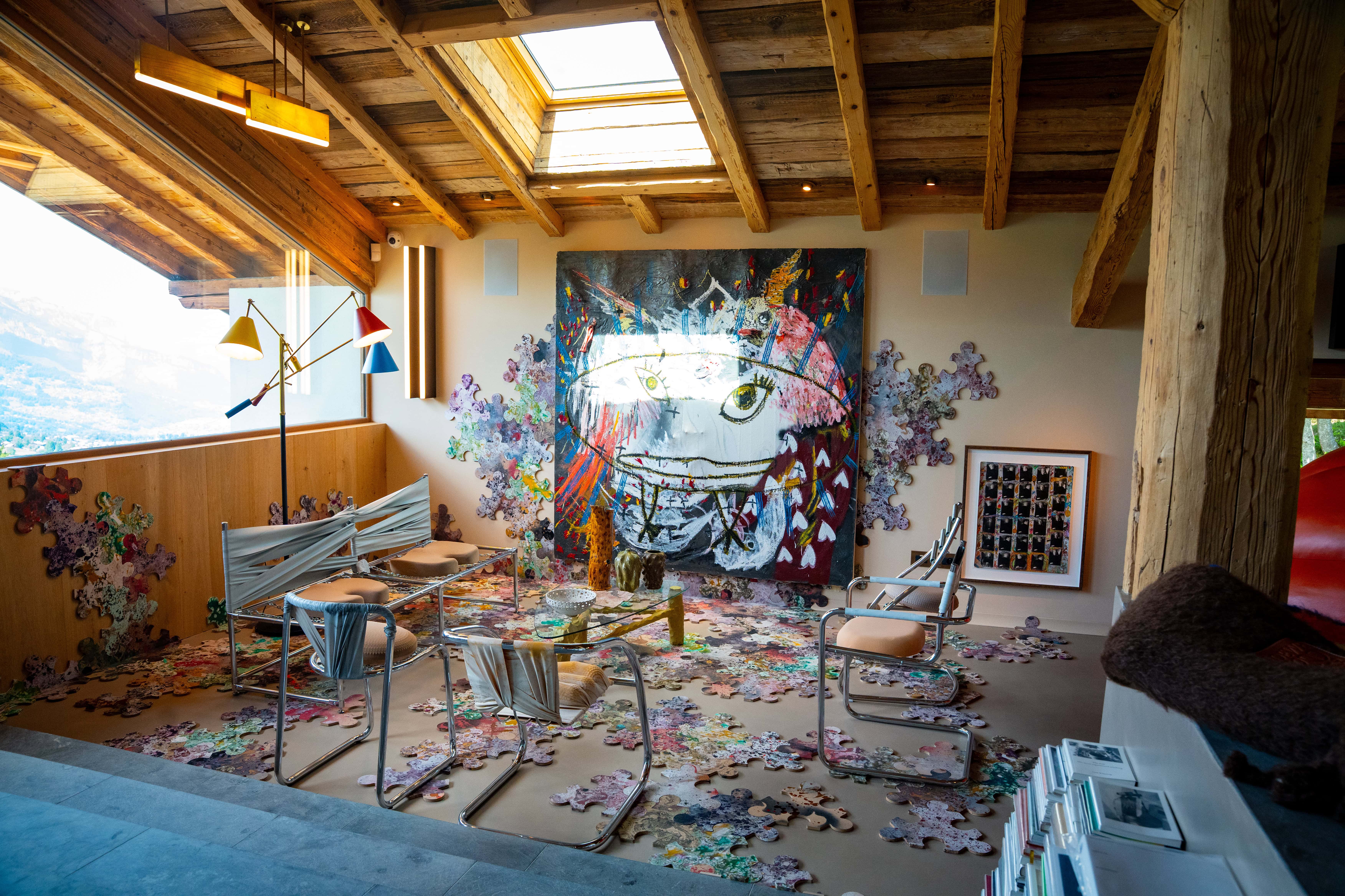 Gemütliche Lounge in einem luxuriösen Hotel mit Kunst und Panoramablick.