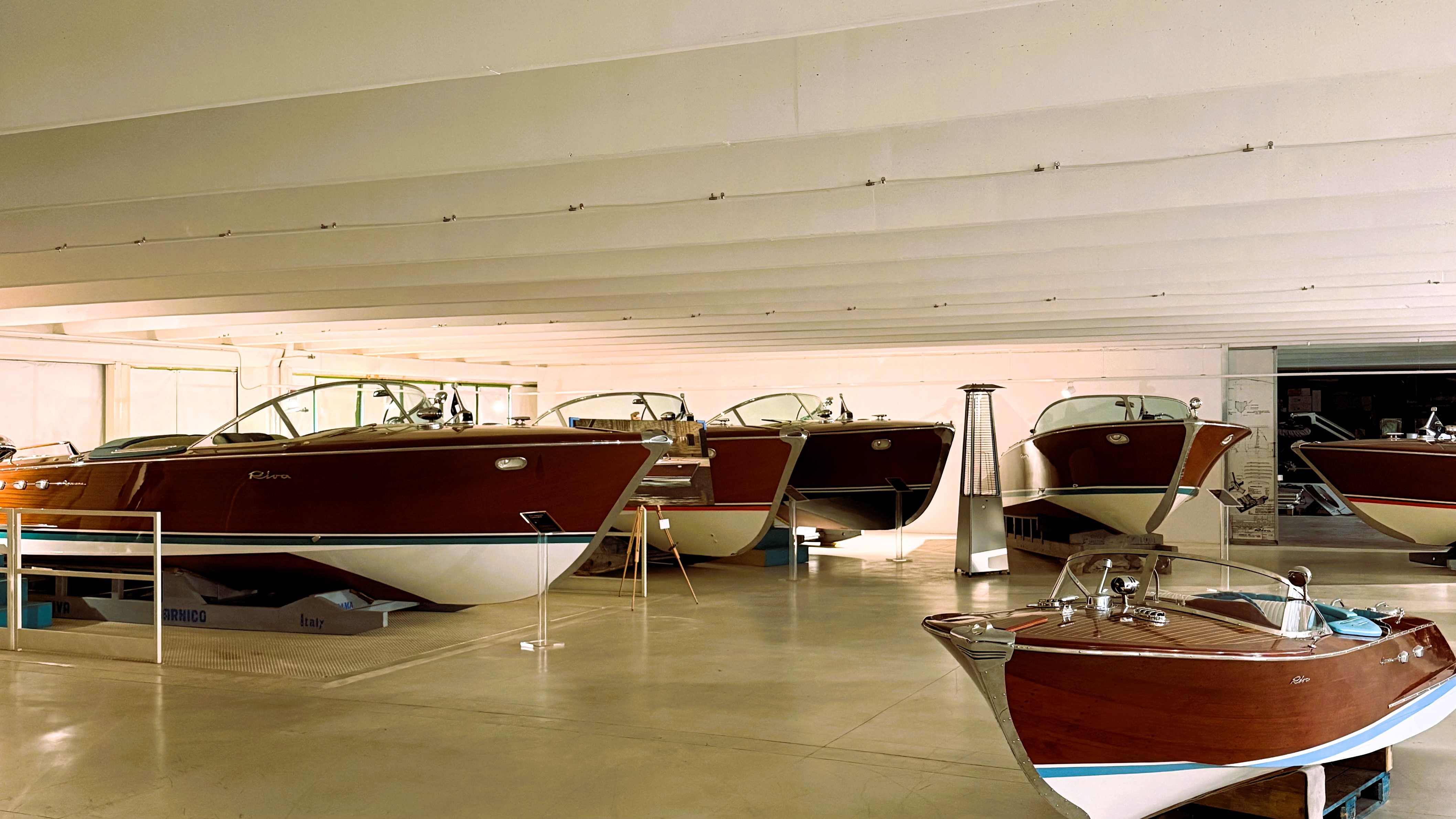 Ein luxuriöser Ausstellungsraum mit eleganten Holzmotorbooten.