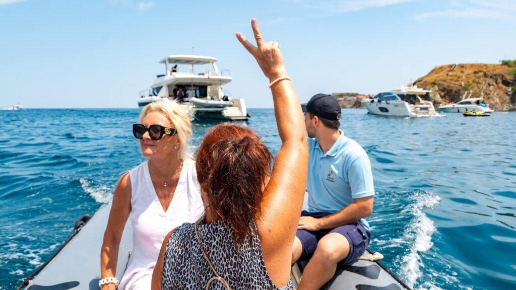 Teilnehmer auf einer sonnigen Bootstour als Rahmenprogramm bei der Vuelto Pyreneo Tour.