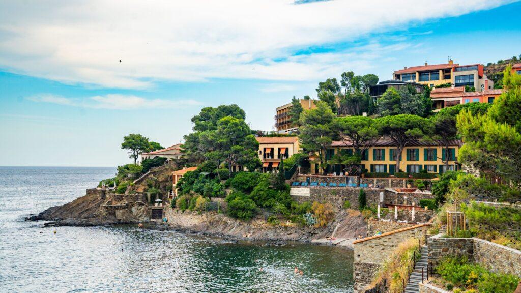 Malerische Küstenlandschaft mit eleganten Hotels und sanften Wellen an der Französischen Riviera.